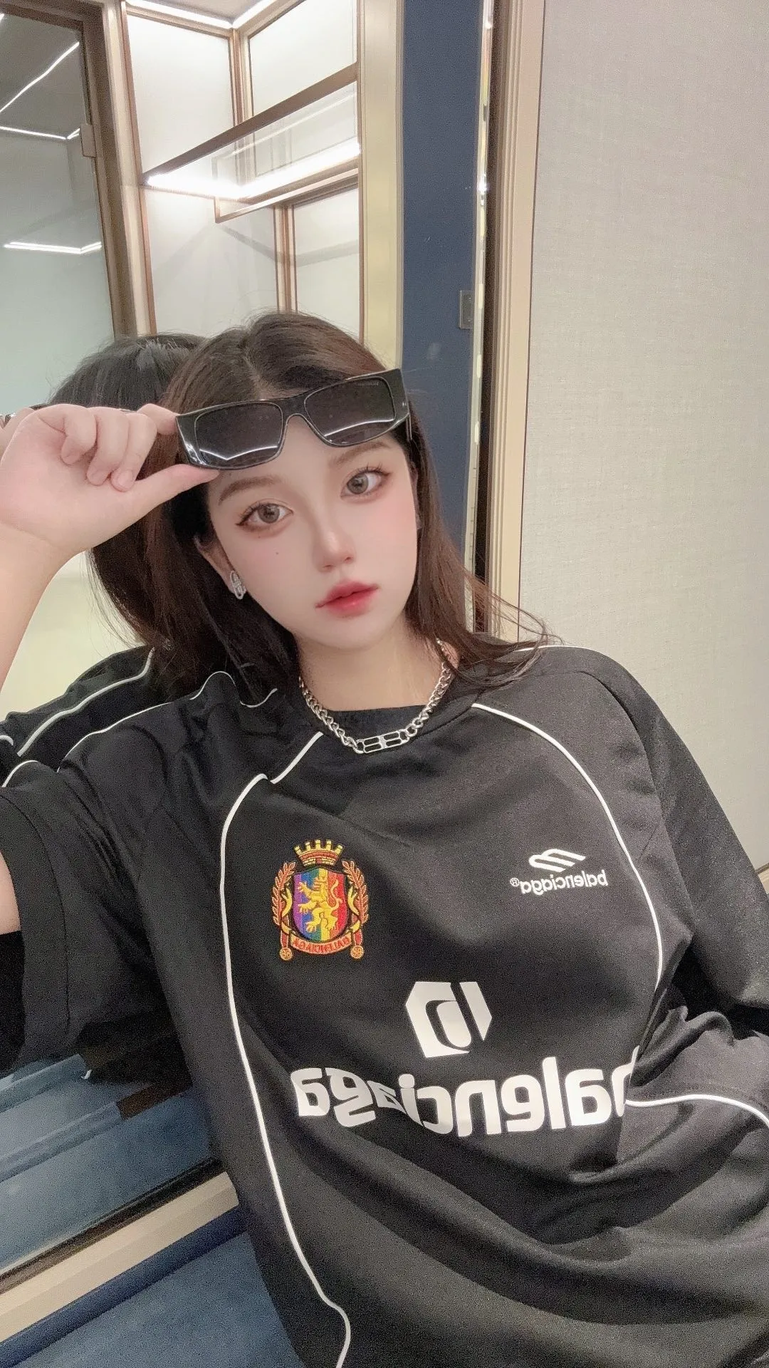 🎀Hot model pictures🎀The top tested version of Balenciaga 24SS Manchester United embroidered short-sleeved T-shirt. The os version is really charming. Balenciaga is also really unique. Every new season has the best version. It is very practical and can be worn casually✔️ - ⚠️100% cotton, using 32 double yarns and 260 grams of fabric Made of imported knitting needle carded cotton, the thickness is moderate, drapey and contoured, making the upper body comfortable! ! It is very tolerant to fat body types and can instantly lose five pounds after wearing it!  The front panel #Splicing Elements# is embroidered using imported Tajima high-density heavy-duty embroidery technology. The fonts are three-dimensional and full. The front panel of the back panel is made of direct-injection digital printing environmentally friendly glue material and mechanized printing process. Mechanical printing has high precision, the positioning accuracy can reach ±0.02mm, and the quality is stable.  The neck strap is made of pure cotton and is one piece. It has no color difference and will not deform. In the past two years, the oversize version has become the focus of the trend and has been a popular staple in the past two years. The change of designers has made this brand an instant hit. The progressive fashion of the times also needs the blood impact of fresh elements and trendy designs in order to continue its glory! It’s stylish both inside and outside, a must-have for high street travel! An absolute "eye-catching style" that can be paired with couples 💏 Balenciaga collaborated with adidas at the spring and summer series conference, reinterpreting football elements in conjunction with the Premier League Manchester United team emblem. In the joint T-shirts, it is not difficult to see the British football movement elements that emerged in the 1990s. This pure cotton fabric has a Shanghai city-limited print on the back, a simple T-shirt, and more than 20 cut pieces, including quite complicated and cumbersome handicrafts~ The upper body effect is very nice, and the customized three-label accessories are complete! ! ! Color: Black Size: XS S M L P: 300