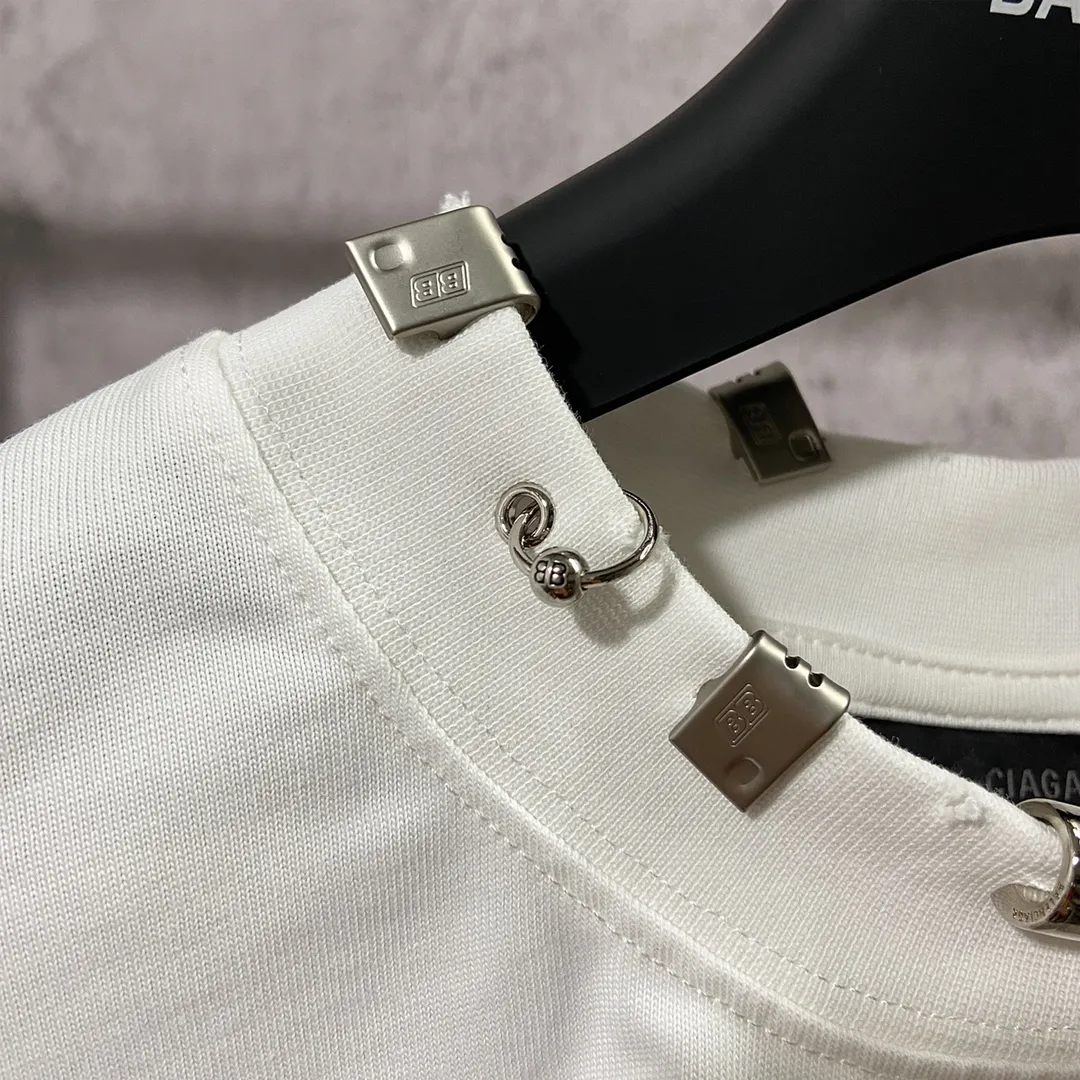🅿️210 9139# Detailed picture Top version [[BALENCIA*GA] Official website quality Paris new hardware buckle rivet perforated short-sleeved T-shirt OS version Loose dropped shoulders Unisex style Fabric: 260 grams 100% cotton double yarn Craftsmanship: Hand-made buttoning Garment washing Frayed Old styling Solid color Color: Black White Size: XS S M L