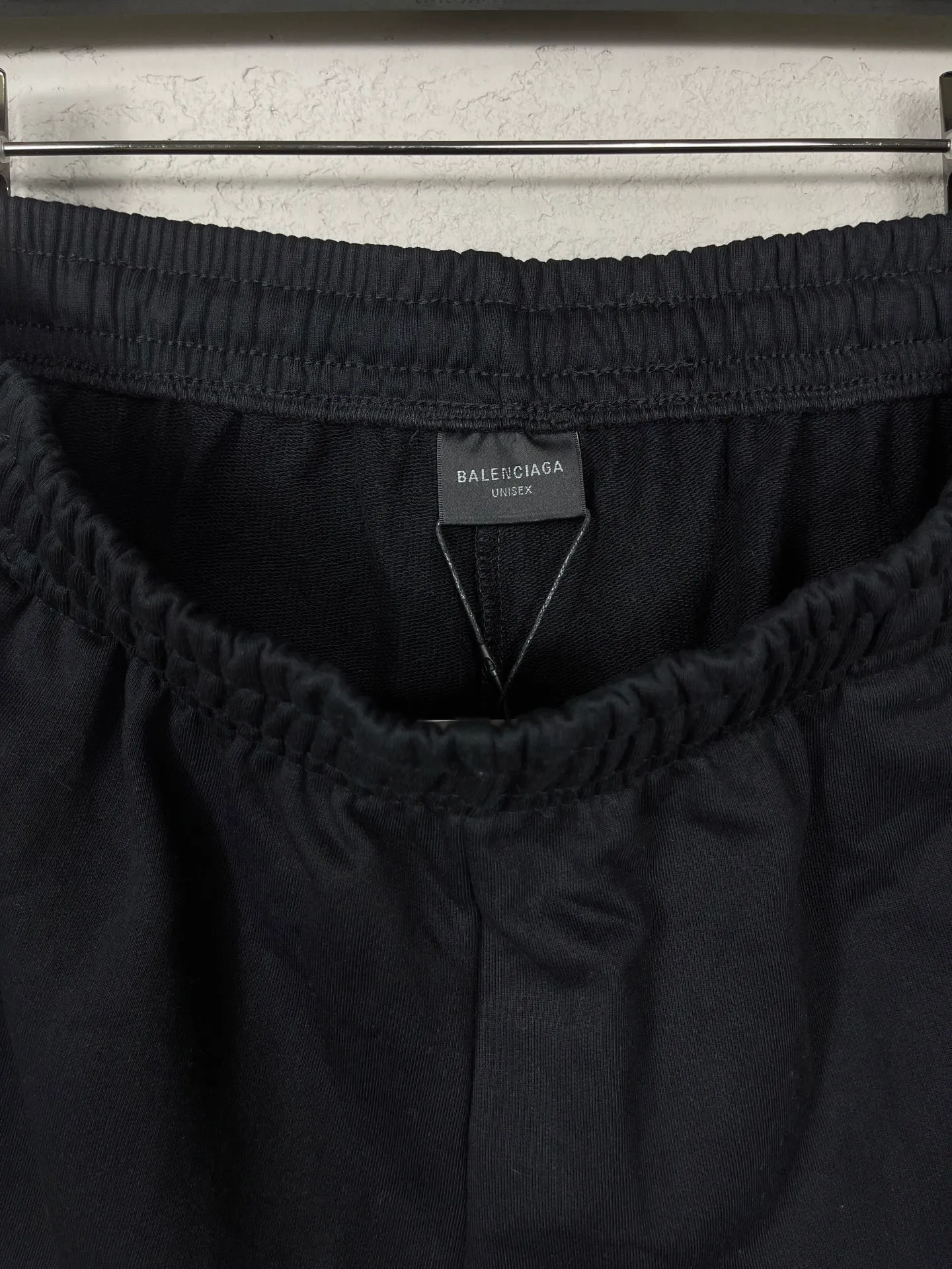 🅿️210 real photos [Top version. Official website quality] BALENCI*GA/Paris. New model. Shorts with classic LOGO embroidery of Ocean Splash. Synchronized with brick cabinets. Developed as authentic products at the first time, please print and compare! The fabric is made of Paris ZP custom-woven and dyed 100% cotton terry sweatshirt. The weight is 460 grams. The cloth surface is clean. The cloth pattern is clear and the hand feels soft and comfortable. The embroidery uses an imported Tajima embroidery machine. The letters are clear and the effect is three-dimensional. The version adopts a loose version. Same style for men and women. Code: BL257009 Color: black, rice apricot, floral gray Size: XS S M L