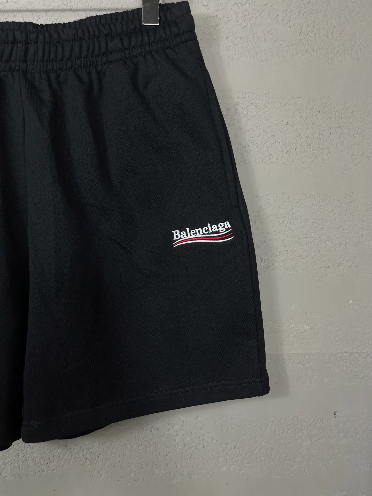 🅿️210 real photos [Top version. Official website quality] BALENCI*GA/Paris. New model. Shorts with classic LOGO embroidery of Ocean Splash. Synchronized with brick cabinets. Developed as authentic products at the first time, please print and compare! The fabric is made of Paris ZP custom-woven and dyed 100% cotton terry sweatshirt. The weight is 460 grams. The cloth surface is clean. The cloth pattern is clear and the hand feels soft and comfortable. The embroidery uses an imported Tajima embroidery machine. The letters are clear and the effect is three-dimensional. The version adopts a loose version. Same style for men and women. Code: BL257009 Color: black, rice apricot, floral gray Size: XS S M L