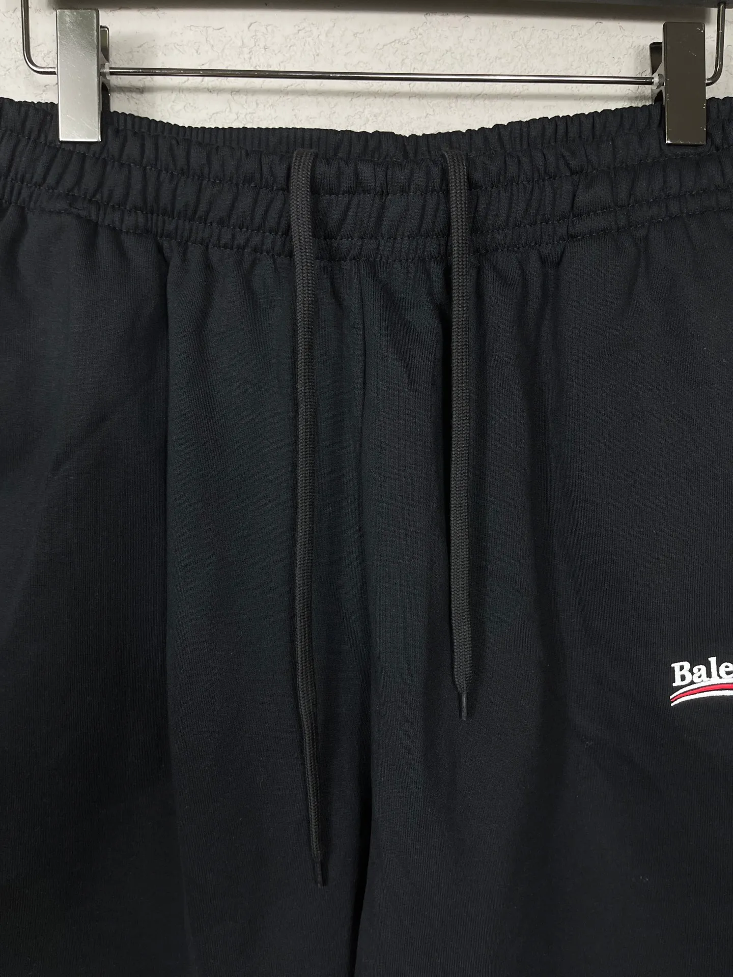 🅿️210 real photos [Top version. Official website quality] BALENCI*GA/Paris. New model. Shorts with classic LOGO embroidery of Ocean Splash. Synchronized with brick cabinets. Developed as authentic products at the first time, please print and compare! The fabric is made of Paris ZP custom-woven and dyed 100% cotton terry sweatshirt. The weight is 460 grams. The cloth surface is clean. The cloth pattern is clear and the hand feels soft and comfortable. The embroidery uses an imported Tajima embroidery machine. The letters are clear and the effect is three-dimensional. The version adopts a loose version. Same style for men and women. Code: BL257009 Color: black, rice apricot, floral gray Size: XS S M L