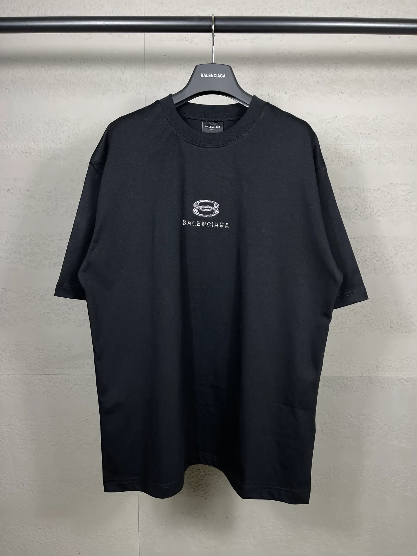 🅿️174 Actual pictures [Top version. Official website quality] BALENCI*GA/Paris BALENCI*GA# New style, classic LOGO hot-drilled short-sleeved T-shirt on the front and back. Brick cabinet synchronization. The fabric is made of Paris ZP custom-woven and dyed 100% cotton double yarn compact cotton. The weight is 260 grams, the cloth surface is clean. The cloth pattern is clear. Soft and comfortable. The color fastness is good. It is not easy to change color. The threads are woven and dyed with no color difference. The back hot drill uses imported drill, which has good gloss and is not easy to fall off. Jubie market makes goods based on pictures. Comparisons welcome. Restore the brick cabinet. The version adopts the OS loose shoulder version. Same style for men and women. Code: BL223355 Color: Black. White Size: XS to L