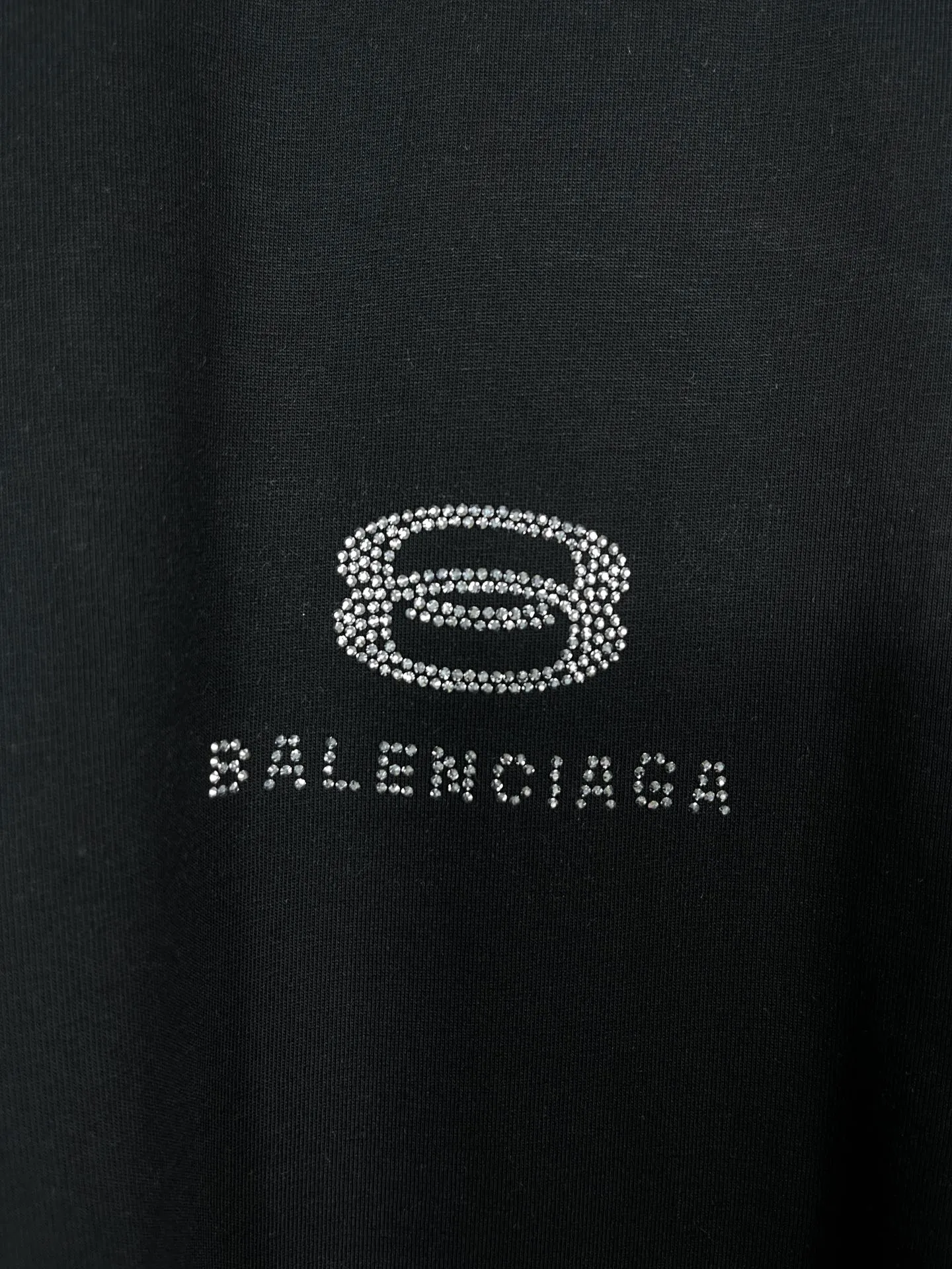 🅿️174 Actual pictures [Top version. Official website quality] BALENCI*GA/Paris BALENCI*GA# New style, classic LOGO hot-drilled short-sleeved T-shirt on the front and back. Brick cabinet synchronization. The fabric is made of Paris ZP custom-woven and dyed 100% cotton double yarn compact cotton. The weight is 260 grams, the cloth surface is clean. The cloth pattern is clear. Soft and comfortable. The color fastness is good. It is not easy to change color. The threads are woven and dyed with no color difference. The back hot drill uses imported drill, which has good gloss and is not easy to fall off. Jubie market makes goods based on pictures. Comparisons welcome. Restore the brick cabinet. The version adopts the OS loose shoulder version. Same style for men and women. Code: BL223355 Color: Black. White Size: XS to L
