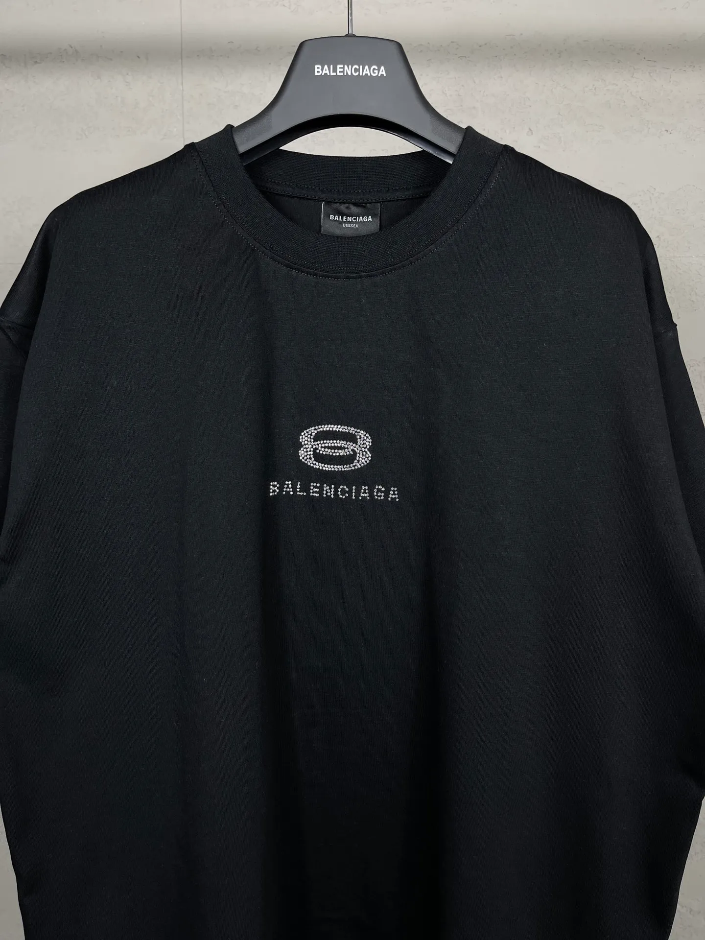 🅿️174 Actual pictures [Top version. Official website quality] BALENCI*GA/Paris BALENCI*GA# New style, classic LOGO hot-drilled short-sleeved T-shirt on the front and back. Brick cabinet synchronization. The fabric is made of Paris ZP custom-woven and dyed 100% cotton double yarn compact cotton. The weight is 260 grams, the cloth surface is clean. The cloth pattern is clear. Soft and comfortable. The color fastness is good. It is not easy to change color. The threads are woven and dyed with no color difference. The back hot drill uses imported drill, which has good gloss and is not easy to fall off. Jubie market makes goods based on pictures. Comparisons welcome. Restore the brick cabinet. The version adopts the OS loose shoulder version. Same style for men and women. Code: BL223355 Color: Black. White Size: XS to L