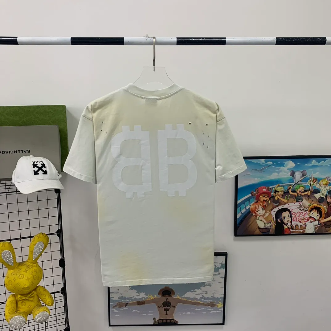 [New] Exclusive top version of the entire network BALENCIAGA 23SS Paris distressed and dirty orange double B muddy dyeing Orange BB printed round neck pure cotton male and female couple star same style short-sleeved T-shirt Special dirty and distressed technology, manual painting of double B pattern, pure cotton soft fabric, color contrast dyeing fabric, ultra-fine flat screen printing process, full of fashion sense, custom dyeing pure cotton fabric 240 grams heavy worsted breathable cotton fabric color contrast dyeing has a stronger cotton feel when used The yp version has not been changed. A small neckline + short cuffs can be worn to look like the upper body of the model. The double B letter pattern is designed with old elements to create a dirty effect. Thermoset ink printing uses chemical ink as pigment. It needs high temperature drying to solidify the ink on the fabric. The unique dirty and hole-worn effect. Partial positions of the heavy pure cotton material are deliberately treated to have the effect of wear and damage, combined with the rust stain and dirty color effect to create a polluted appearance. Color; White Code number; XS-M P:280