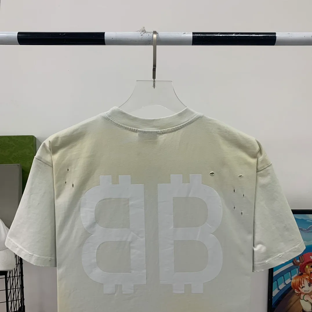 [New] Exclusive top version of the entire network BALENCIAGA 23SS Paris distressed and dirty orange double B muddy dyeing Orange BB printed round neck pure cotton male and female couple star same style short-sleeved T-shirt Special dirty and distressed technology, manual painting of double B pattern, pure cotton soft fabric, color contrast dyeing fabric, ultra-fine flat screen printing process, full of fashion sense, custom dyeing pure cotton fabric 240 grams heavy worsted breathable cotton fabric color contrast dyeing has a stronger cotton feel when used The yp version has not been changed. A small neckline + short cuffs can be worn to look like the upper body of the model. The double B letter pattern is designed with old elements to create a dirty effect. Thermoset ink printing uses chemical ink as pigment. It needs high temperature drying to solidify the ink on the fabric. The unique dirty and hole-worn effect. Partial positions of the heavy pure cotton material are deliberately treated to have the effect of wear and damage, combined with the rust stain and dirty color effect to create a polluted appearance. Color; White Code number; XS-M P:280