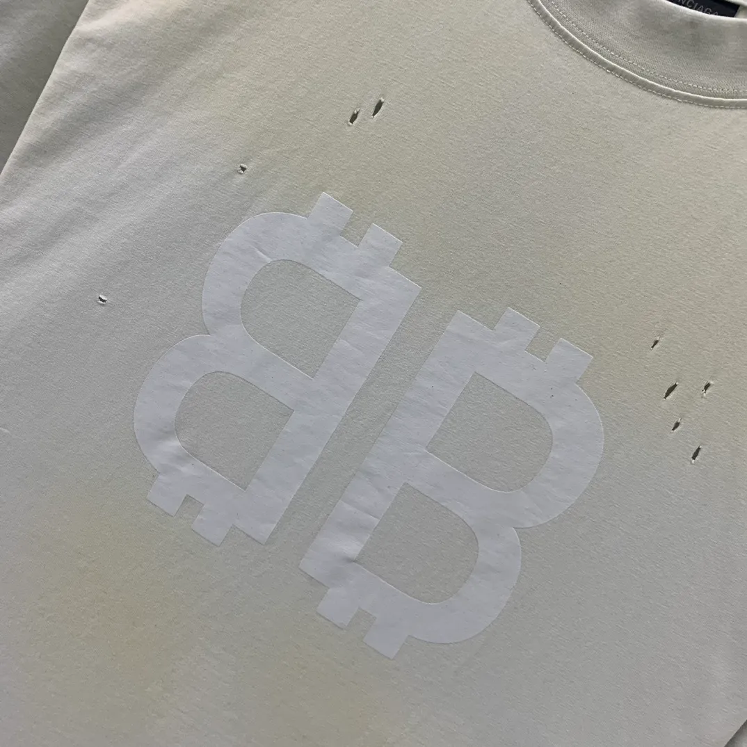 [New] Exclusive top version of the entire network BALENCIAGA 23SS Paris distressed and dirty orange double B muddy dyeing Orange BB printed round neck pure cotton male and female couple star same style short-sleeved T-shirt Special dirty and distressed technology, manual painting of double B pattern, pure cotton soft fabric, color contrast dyeing fabric, ultra-fine flat screen printing process, full of fashion sense, custom dyeing pure cotton fabric 240 grams heavy worsted breathable cotton fabric color contrast dyeing has a stronger cotton feel when used The yp version has not been changed. A small neckline + short cuffs can be worn to look like the upper body of the model. The double B letter pattern is designed with old elements to create a dirty effect. Thermoset ink printing uses chemical ink as pigment. It needs high temperature drying to solidify the ink on the fabric. The unique dirty and hole-worn effect. Partial positions of the heavy pure cotton material are deliberately treated to have the effect of wear and damage, combined with the rust stain and dirty color effect to create a polluted appearance. Color; White Code number; XS-M P:280