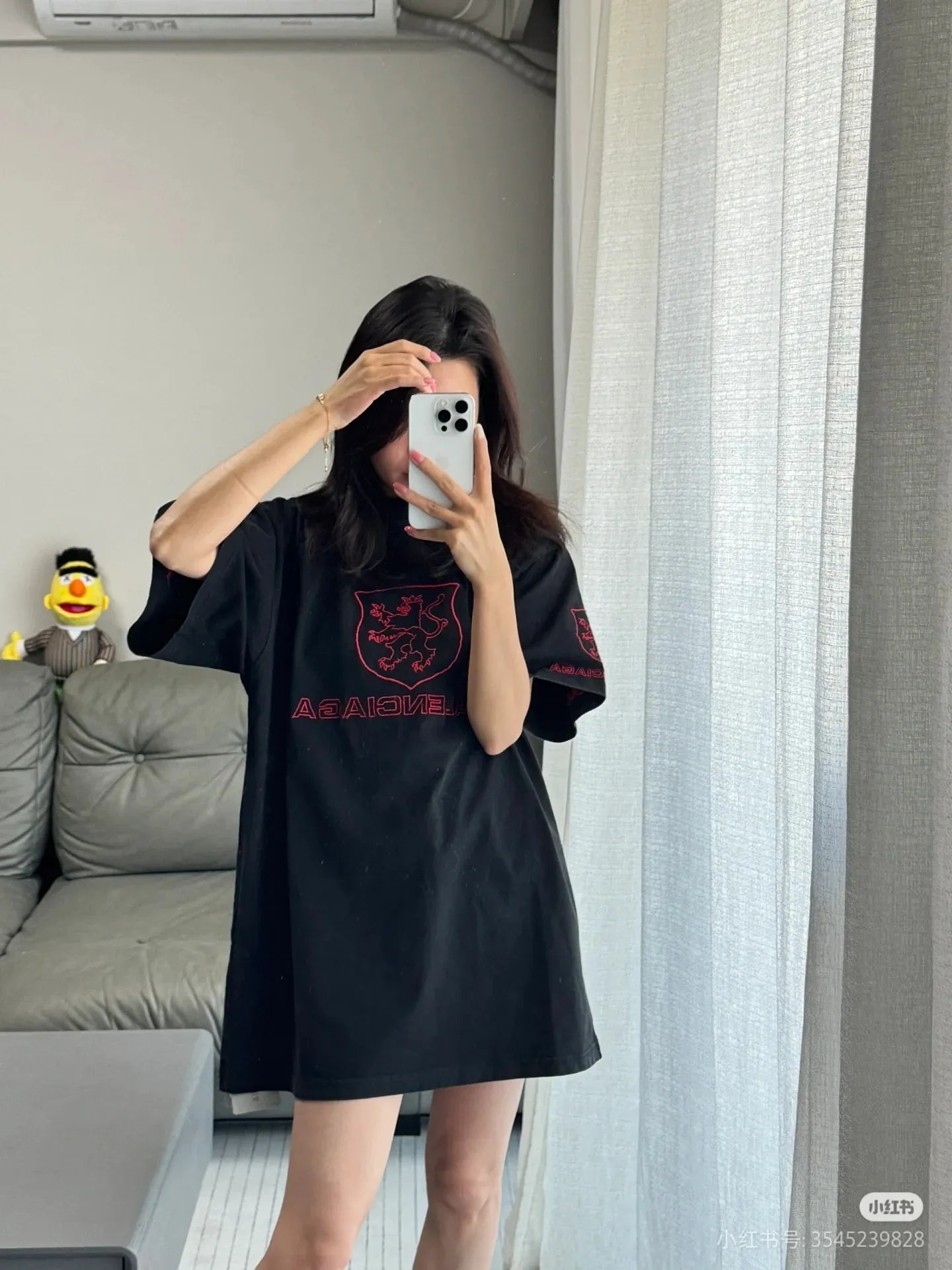♻️💯Upper body reference model picture❤️Top version BALENCIAGA/Paris. 2025 new Manchester United co-branded embroidery. Brick cabinet synchronization. Genuine product developed at the first time, happy to print and compare! The fabric is made of Paris ZP custom-woven and dyed cotton with double yarn. Weighing 260 grams, the cloth surface is clean. The cloth pattern is clear, soft and comfortable. The threads are dyed with no color difference. The embroidery uses imported Tajima embroidery machines. The letters are clear and the effect is three-dimensional. The entire garment is worn and distressed. The version adopts OS loose shoulder design. Same style for men and women. Color: black. Size: XS S M L P: 290