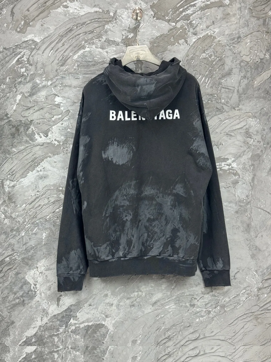 🅿️420 - BALENCI*GA Paris hand-painted graffiti lettering hooded sweatshirt. The front and back patterns are finely embroidered by imported Tajima embroidery machines. Growth washed and aged. Hand-painted graffiti by hand-made masters. Customized matching hardware. Overweight craftsmanship. Clear letters. Three-dimensional effect. Exclusively pattern-woven and dyed 460g fabric. Threads are dyed in the same vat with zero color difference. Brick cabinet synchronization. Welcome to compare. Same style for men and women -Color: washed black -SIZE: Xs S M L style number 8977#