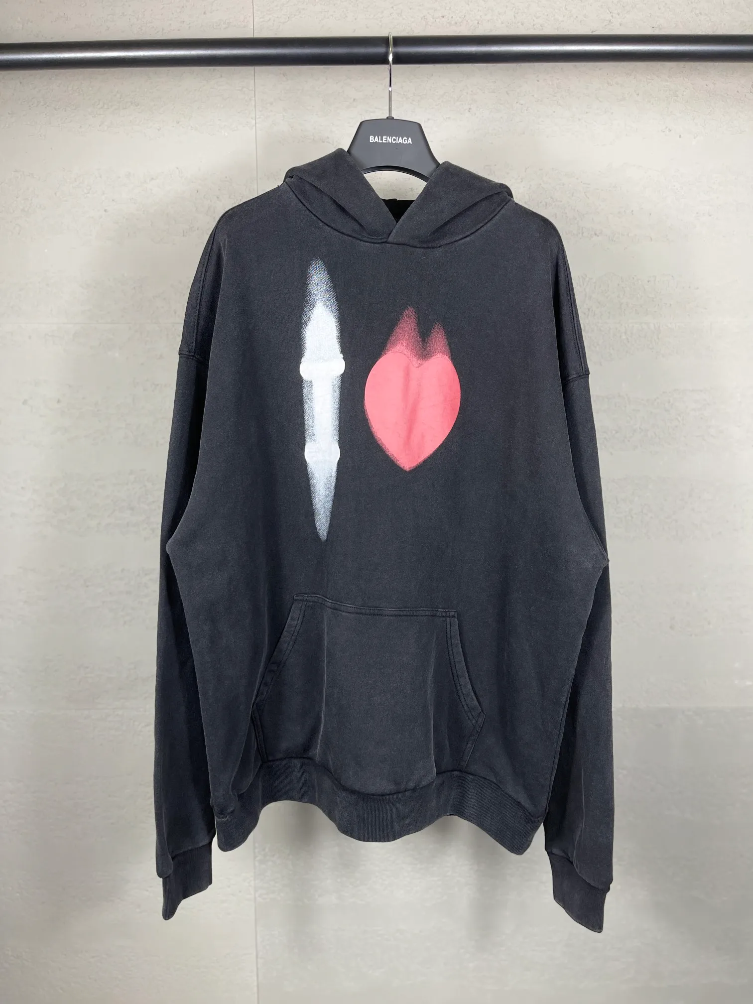 🅿️310 real photos [Top version. Official website quality] BALENCI*GA/Paris BALENCI*GA#Valentine's Day. Limited to the latest model, 520 love printed ribbed embroidery LOGO hooded sweatshirt on the back. Brick cabinet synchronization. The fabric is made of Paris ZP custom-woven and dyed 100% cotton double-yarn large sweatshirt. The weight is 450 grams. The cloth surface is clean. The cloth texture is clear. Soft and comfortable. The color fastness is good. It is not easy to change color. The threads are woven and dyed with no color difference. The printing is done by computer direct printing, with ribbed embroidery on the back for a three-dimensional effect. The version adopts OS loose shoulder style. Same style for men and women. Code: BL238028 Color: washed black. Off-white. Size: XS S M L