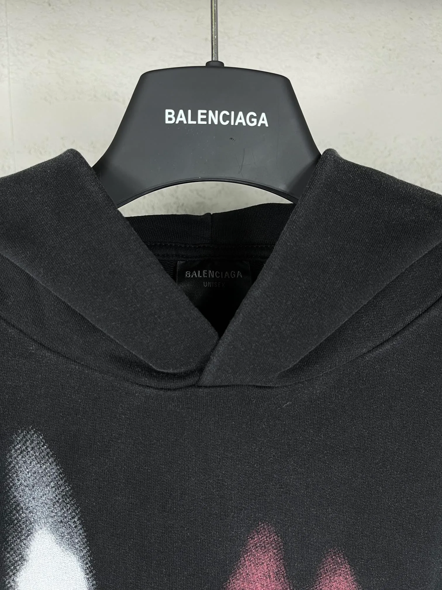 🅿️310 real photos [Top version. Official website quality] BALENCI*GA/Paris BALENCI*GA#Valentine's Day. Limited to the latest model, 520 love printed ribbed embroidery LOGO hooded sweatshirt on the back. Brick cabinet synchronization. The fabric is made of Paris ZP custom-woven and dyed 100% cotton double-yarn large sweatshirt. The weight is 450 grams. The cloth surface is clean. The cloth texture is clear. Soft and comfortable. The color fastness is good. It is not easy to change color. The threads are woven and dyed with no color difference. The printing is done by computer direct printing, with ribbed embroidery on the back for a three-dimensional effect. The version adopts OS loose shoulder style. Same style for men and women. Code: BL238028 Color: washed black. Off-white. Size: XS S M L