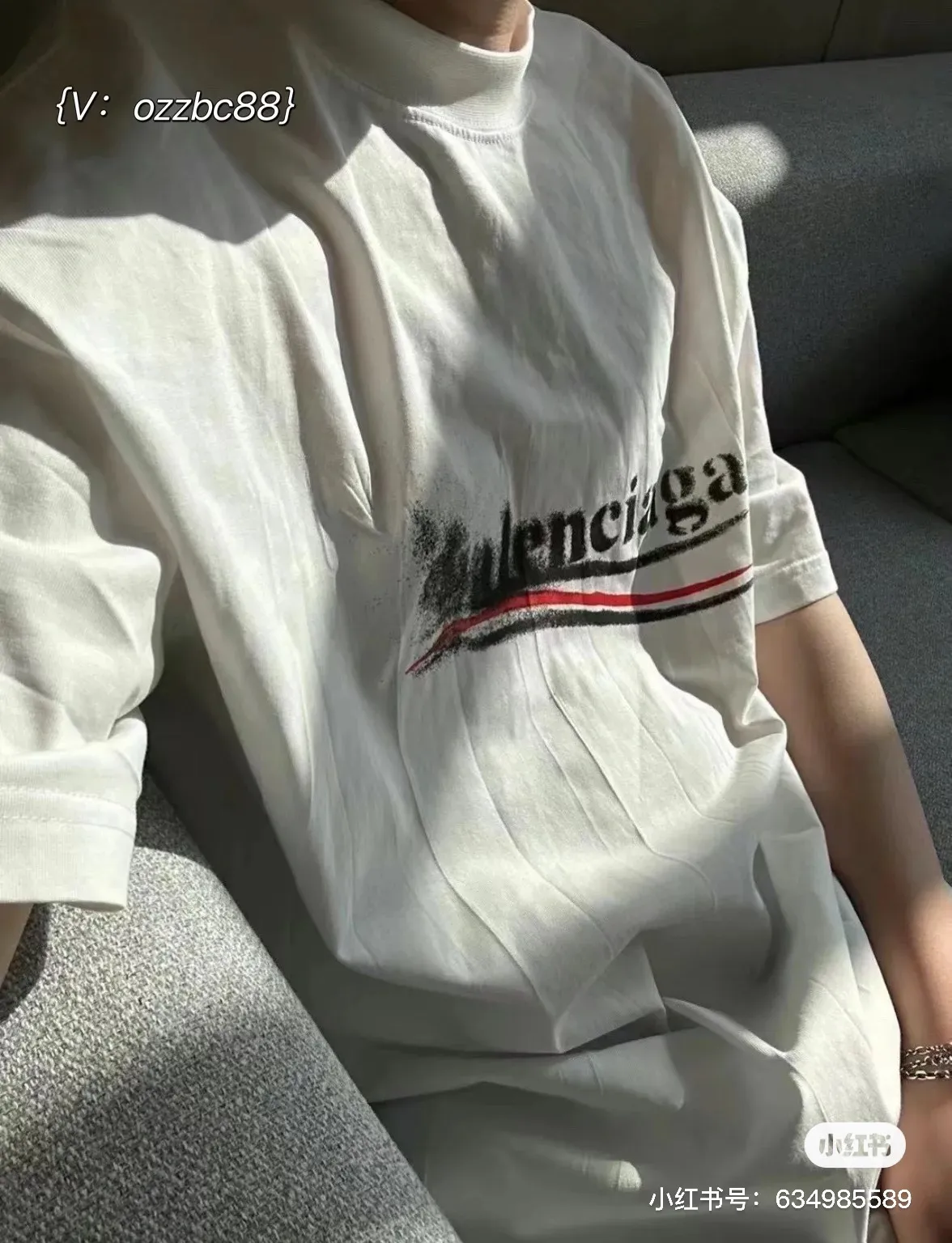 🎀Hot model pictures🎀Top verified version BALENCIAGA/Balenciaga 2024 SS classic Coke wave graffiti printed short-sleeved T-shirt ✅No.1 quality in this market Real ceiling quality ✅All original development attention to detail pictures to avoid stolen pictures from merchants ✅Correct 260g fixed-dyed double yarn fabric Precision printing screen ✅Correct imported material printing Dot direct injection process Letters are clear and three-dimensional, firm and not falling off ✅Thread fixed dyeing without color difference Overweight craftsmanship, different market currency. Here is an explanation of why mine is a little more expensive than others, 1. It seems to be simple printing or embroidery, but it is not simple at all. 10000% imported machine restoration is not just lip service. Welcome to compare with peers. 2. Each model is produced by the company. The details of the workmanship and fabrics are consistent with the original ones. It is guaranteed to have no color difference with the counters. Re-engraving is not scary. Whoever is fake is embarrassed. It’s not shameful to make a replica, it’s shameful if you can’t buy the correct version if you make a replica. 3. Note that the threaded collars are all original collars of certain countries and regions, with high wrapping. The width of the neckline and cabinets are accurate to the millimeter. Thick necklines are not easy to deform. The collars of high-end products are all restored cabinets. They are different from the big collars in the world. Ordinary garbage short-sleeves are printed with a print. The clavicle of the upper body is exposed. Please be patient. Customers who have bought genuine products or have seen genuine products will come back to place orders again. This is quality. This is quality. 4. Different styles of washed wheat main wheat, including imported wheat, have different colors and codes. Really restore the counter. As we all know, Balenciaga has different English or different colors on the collar labels of each quarter. This distinguishes the fast food products with the same common main wheat washed wheat. 5. Pay attention to the workmanship. The stitching at the neckline has no folds, smooth and natural without overlapping lines, and truly restores this. This is something that many people cannot do. 6. The fabric is made of 260g Paris-specific double yarn. No one can make better fabrics than my family. There is really no way to compare with the ordinary version on the market. Respect it. It is genuine and costs several thousand yuan. Don’t go for the quality of street stall products. 7. The workmanship is fully restored and the packaging is fully restored. The cost is huge. 8. I guarantee here that this is the highest quality you can find. Size: XS--L Color black apricot P: 260
