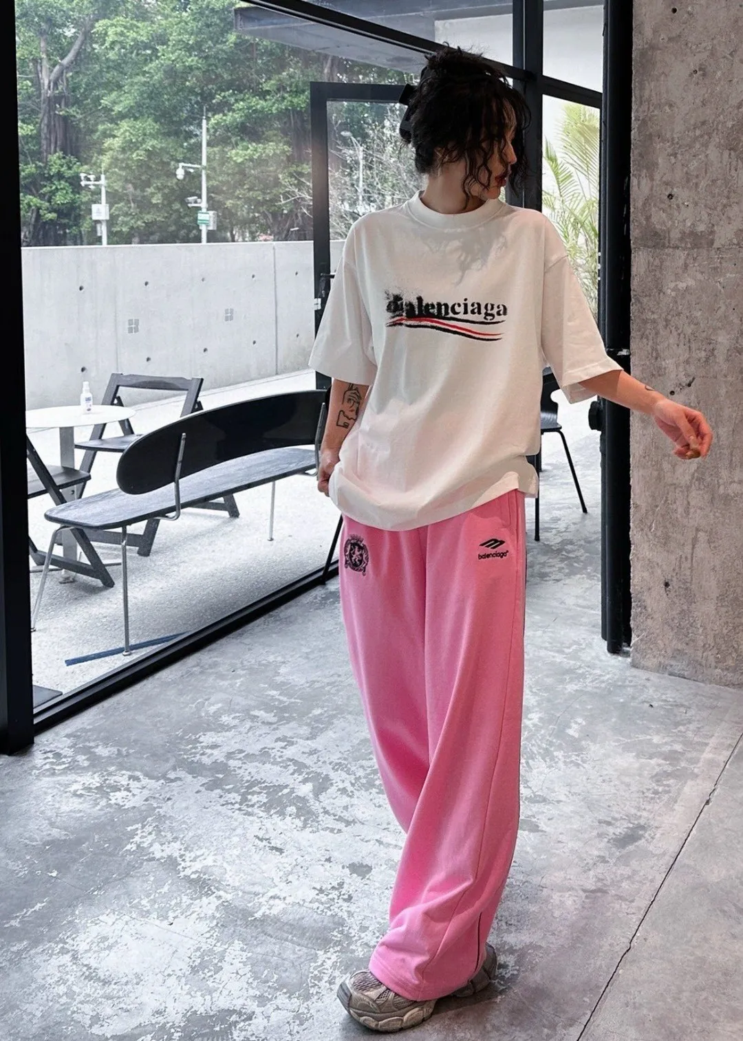 🎀Hot model pictures🎀Top verified version BALENCIAGA/Balenciaga 2024 SS classic Coke wave graffiti printed short-sleeved T-shirt ✅No.1 quality in this market Real ceiling quality ✅All original development attention to detail pictures to avoid stolen pictures from merchants ✅Correct 260g fixed-dyed double yarn fabric Precision printing screen ✅Correct imported material printing Dot direct injection process Letters are clear and three-dimensional, firm and not falling off ✅Thread fixed dyeing without color difference Overweight craftsmanship, different market currency. Here is an explanation of why mine is a little more expensive than others, 1. It seems to be simple printing or embroidery, but it is not simple at all. 10000% imported machine restoration is not just lip service. Welcome to compare with peers. 2. Each model is produced by the company. The details of the workmanship and fabrics are consistent with the original ones. It is guaranteed to have no color difference with the counters. Re-engraving is not scary. Whoever is fake is embarrassed. It’s not shameful to make a replica, it’s shameful if you can’t buy the correct version if you make a replica. 3. Note that the threaded collars are all original collars of certain countries and regions, with high wrapping. The width of the neckline and cabinets are accurate to the millimeter. Thick necklines are not easy to deform. The collars of high-end products are all restored cabinets. They are different from the big collars in the world. Ordinary garbage short-sleeves are printed with a print. The clavicle of the upper body is exposed. Please be patient. Customers who have bought genuine products or have seen genuine products will come back to place orders again. This is quality. This is quality. 4. Different styles of washed wheat main wheat, including imported wheat, have different colors and codes. Really restore the counter. As we all know, Balenciaga has different English or different colors on the collar labels of each quarter. This distinguishes the fast food products with the same common main wheat washed wheat. 5. Pay attention to the workmanship. The stitching at the neckline has no folds, smooth and natural without overlapping lines, and truly restores this. This is something that many people cannot do. 6. The fabric is made of 260g Paris-specific double yarn. No one can make better fabrics than my family. There is really no way to compare with the ordinary version on the market. Respect it. It is genuine and costs several thousand yuan. Don’t go for the quality of street stall products. 7. The workmanship is fully restored and the packaging is fully restored. The cost is huge. 8. I guarantee here that this is the highest quality you can find. Size: XS--L Color black apricot P: 260