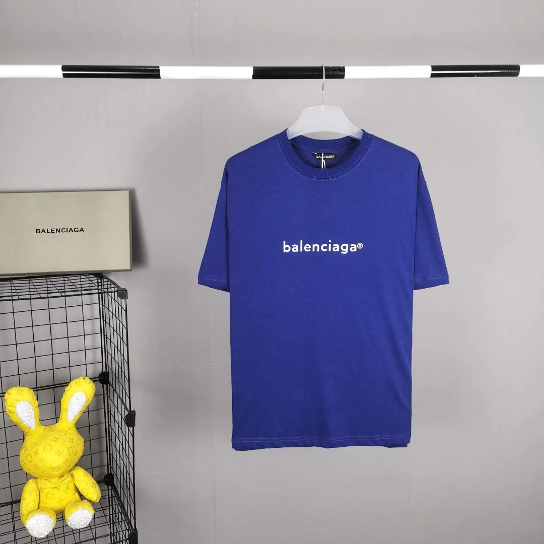 The top tested version of Balenciaga mailbox letter logo pure cotton loose-fitting trendy brand short sleeves for men and women. A simple basic T. A simple short sleeve that you can fall in love with at first glance. The Blcg mailbox logo on the chest is simple and beautiful. It is operated by an imported elliptical machine, without burrs and neatly aligned! The fabric is made of 260g double-ply double-yarn plain cotton fabric, which is different from the low-end version. The color is also super beautiful. It’s the best price! ! ! ! !  Color: black, white, fog blue, khaki, lake green Size: XS-L P:240