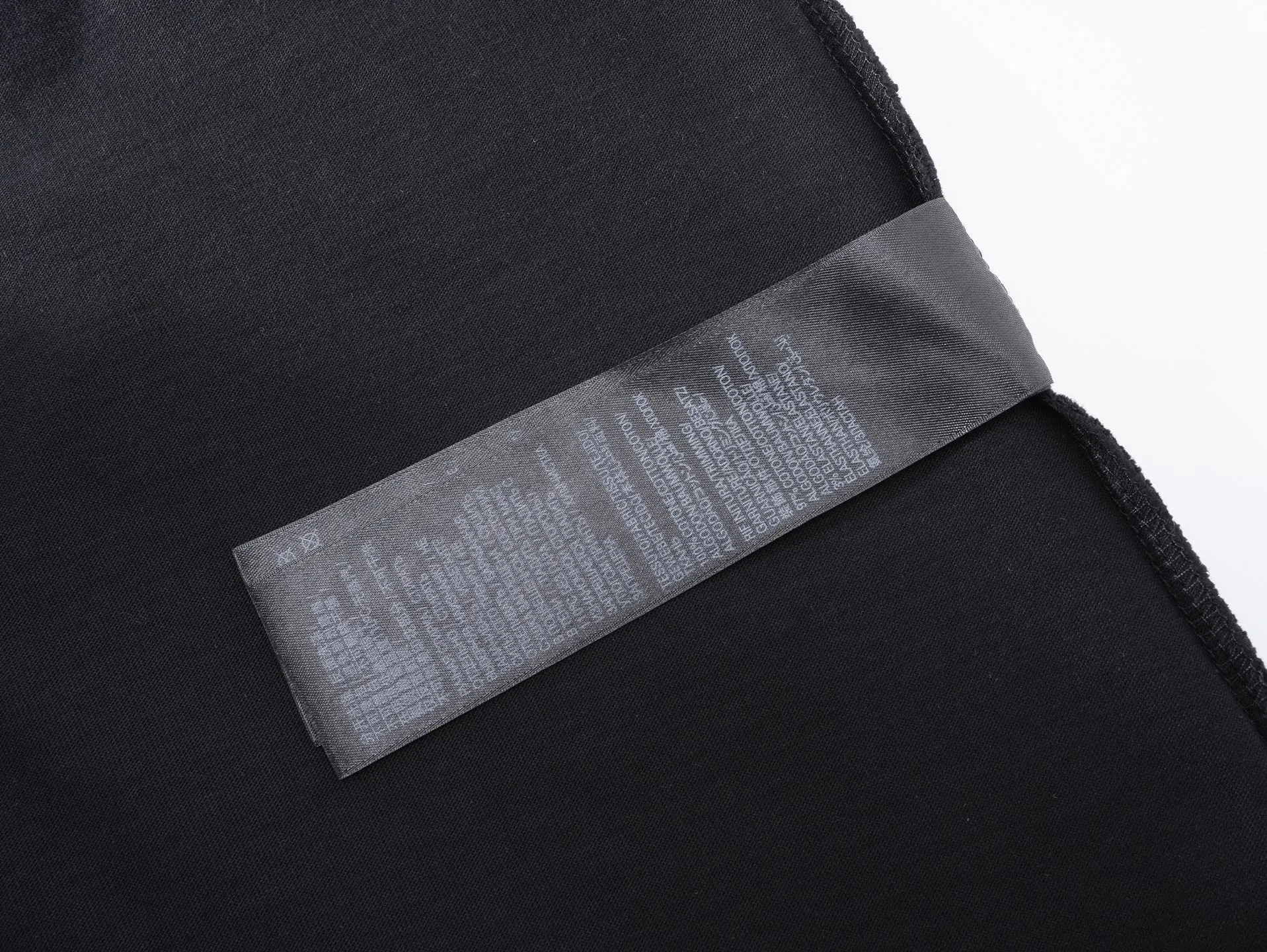 🅿️230 real photos [Top version. Official website quality] BALENCI*GA/Paris #2025 new letter LOGO chest patch embroidered washed long-sleeved long-sleeved T-shirt, ready-made garments are stitched on the reverse side, ready-made garments are washed, full of design sense. Welcome to compare. The fabric is made of Paris ZP custom-woven and dyed cotton double yarn, weighing 260 grams, the cloth surface is clean. The cloth pattern is clear, soft and comfortable. The threads are dyed with no color difference. The classic letter LOGO is embroidered with imported Tajima embroidery machine. The effect is three-dimensional. Restore the brick cabinet, adopt OS loose shoulder style. Same style for men and women. Code: BL255081 Color: washed black Size: XS S M L