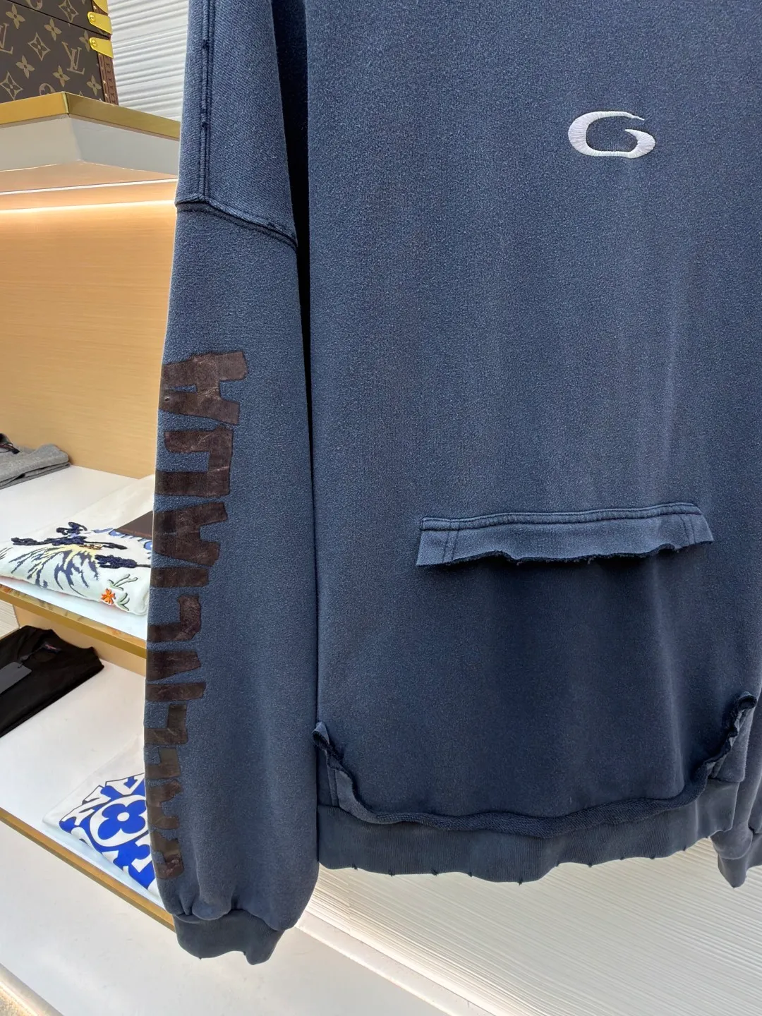 Balenciaga ripped pocket hooded sweatshirt ●Original version: Purchased and developed for 11200 ●Item number: 1682399-A85 ●Fabric: Ink-dyed Yunrou sweatshirt fabric ●Technology: Glue printing ●Color: Gray ●Version: Fitted version ●Weight: about 900 grams ●Size: S-M-L-XL ●Description: Customized ink-dyed Yunrou sweatshirt fabric with excellent texture and comfortable fit With a rich and pure washed black as the main tone, it exudes an irresistible charm. The front and sleeves are decorated with transparent tape artworks. It uses transparent sharpness to cut the conventional dressing logic. The front hole pockets are irregularly cut to tear open the conventional disguise. The traces of wear are looming. The coldness of the washed black collides with the casualness of the wear. An artist walking at the forefront of fashion. The suit is worn to attend the event without worries. Adopt imported machine embroidery technology, use advanced computer control system and precision mechanical components to realize the Balenciaga logo embroidery operation with high precision, smooth and delicate lines, and light-sensitive glue printing. Use special light-sensitive glue materials. Mix the glue with an appropriate amount of water or other diluents evenly. The prepared light-sensitive glue will be manually worn by positioning through scraping and printing. Local friction and wear will be performed on the fabric by manual operation. Natural damage will be formed on the surface of the fabric. Time-consuming and labor-intensive, low daily output. The overall wiring is straight and delicate, the fabric is comfortable and soft, and the color is consistent without color difference. It can be matched with the same style to create a fashionable look and control various occasions. Customized accessories, complete with three standards, same style for men and women!