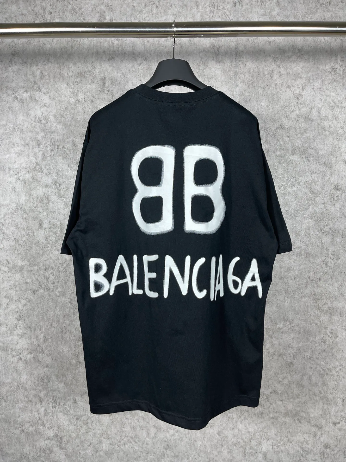 🅿️166 Actual pictures [Top version. Official website quality] BALENCIAGA/Balenciaga BB luminous graffiti short-sleeved T-shirt on the back. The fabric is made of Paris ZP custom-woven and dyed pure cotton with double yarn. The weight is 260 grams. The cloth surface is clean. The cloth pattern is clear, soft and comfortable. The ribbing is dyed with no color difference. The classic pattern printing uses environmentally friendly imported glue, and the precise dot screen has a luminous effect. The process is complex. The classic LOGO on the front is embroidered with an imported Tajima embroidery machine. It is three-dimensional and neat, with clear letters. No burrs. Strong three-dimensional effect. It is the currency of different markets, welcome to compare. The version adopts OS loose shoulder design. Same style for men and women. Code: BL223020 Color: White. Black Size: XS-L