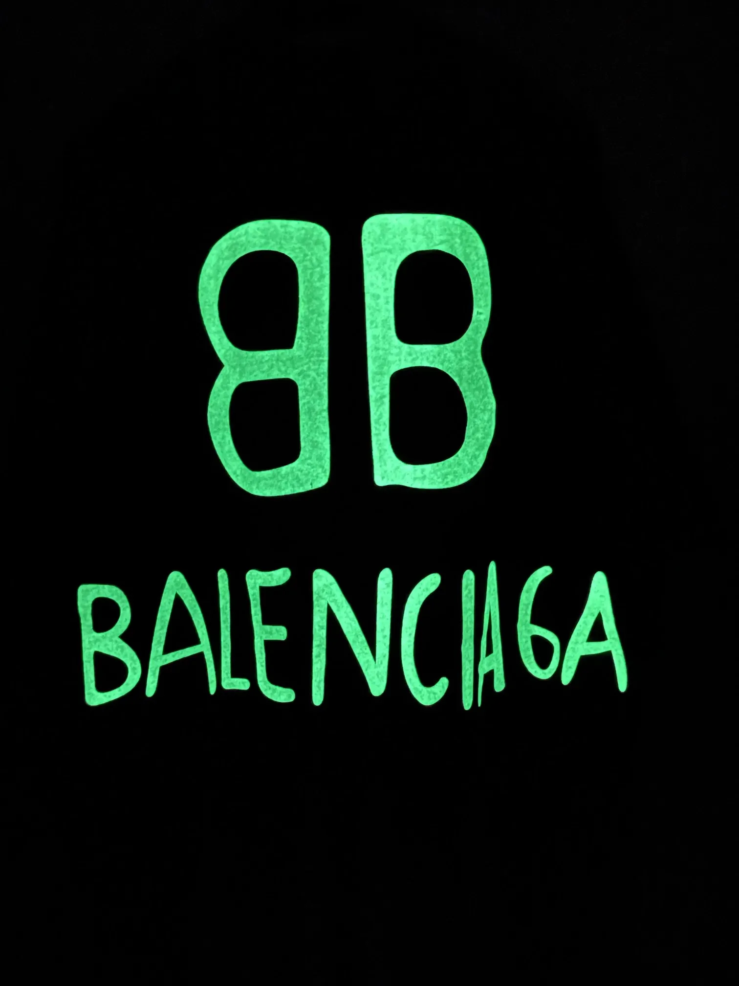 🅿️166 Actual pictures [Top version. Official website quality] BALENCIAGA/Balenciaga BB luminous graffiti short-sleeved T-shirt on the back. The fabric is made of Paris ZP custom-woven and dyed pure cotton with double yarn. The weight is 260 grams. The cloth surface is clean. The cloth pattern is clear, soft and comfortable. The ribbing is dyed with no color difference. The classic pattern printing uses environmentally friendly imported glue, and the precise dot screen has a luminous effect. The process is complex. The classic LOGO on the front is embroidered with an imported Tajima embroidery machine. It is three-dimensional and neat, with clear letters. No burrs. Strong three-dimensional effect. It is the currency of different markets, welcome to compare. The version adopts OS loose shoulder design. Same style for men and women. Code: BL223020 Color: White. Black Size: XS-L