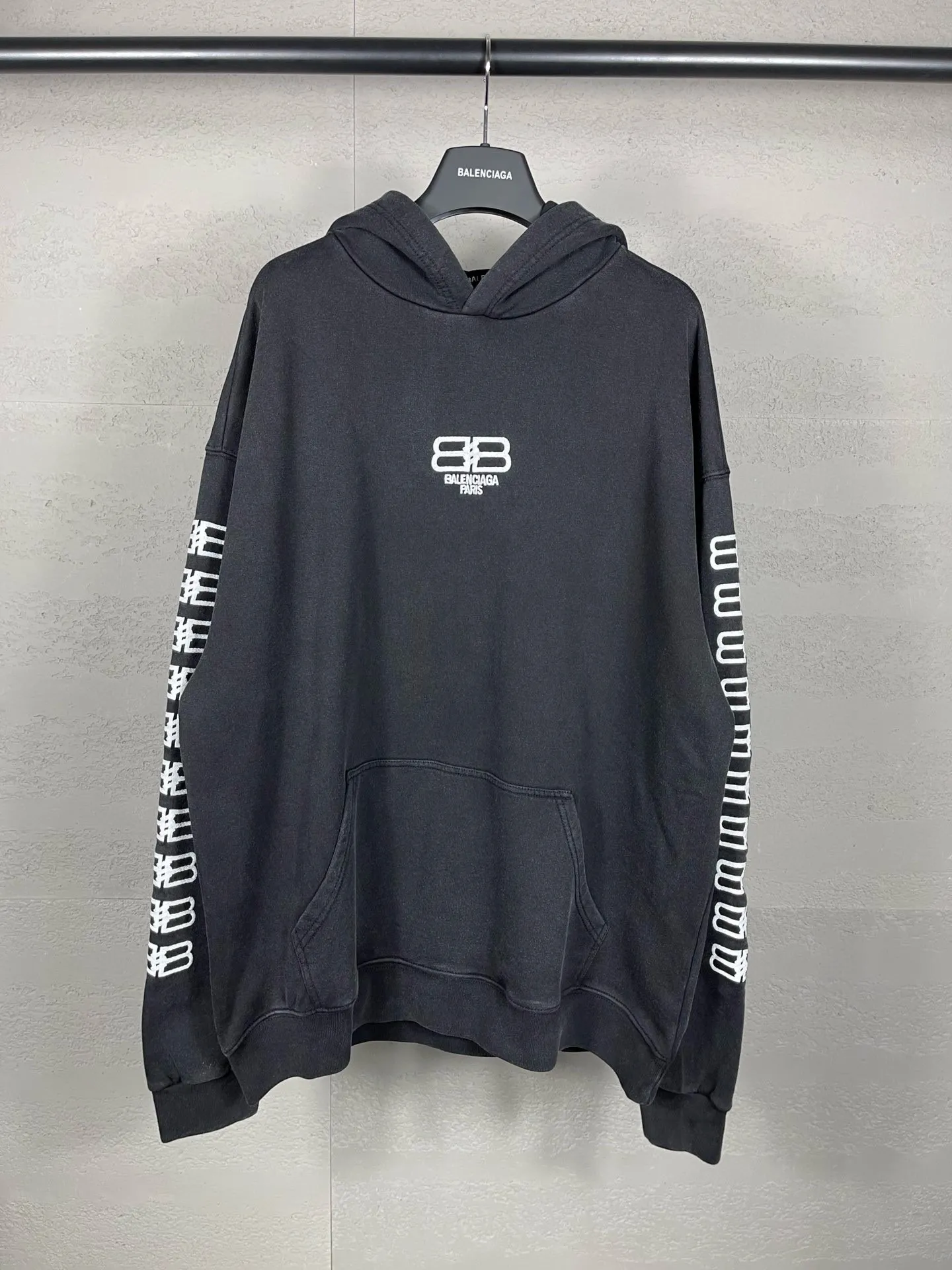🅿️320 real photos [Top version. Official website quality] BALENCI*GA/Paris.BB embroidered hooded sweatshirt. Brick cabinet synchronization. The fabric is made of Paris ZP custom-woven and dyed 100% cotton double yarn compact cotton. The weight is 450 grams, the cloth surface is clean. The cloth pattern is clear, soft and comfortable, and the threads are dyed with no color difference. The classic patterns are embroidered using imported embroidery machines. The effect is three-dimensional. Restore the brick cabinet. Different market currencies. Welcome to compare. The version adopts the OS loose shoulder version. The same style for men and women. Code: BL238019 Color: washed black, beige size: XS S M L