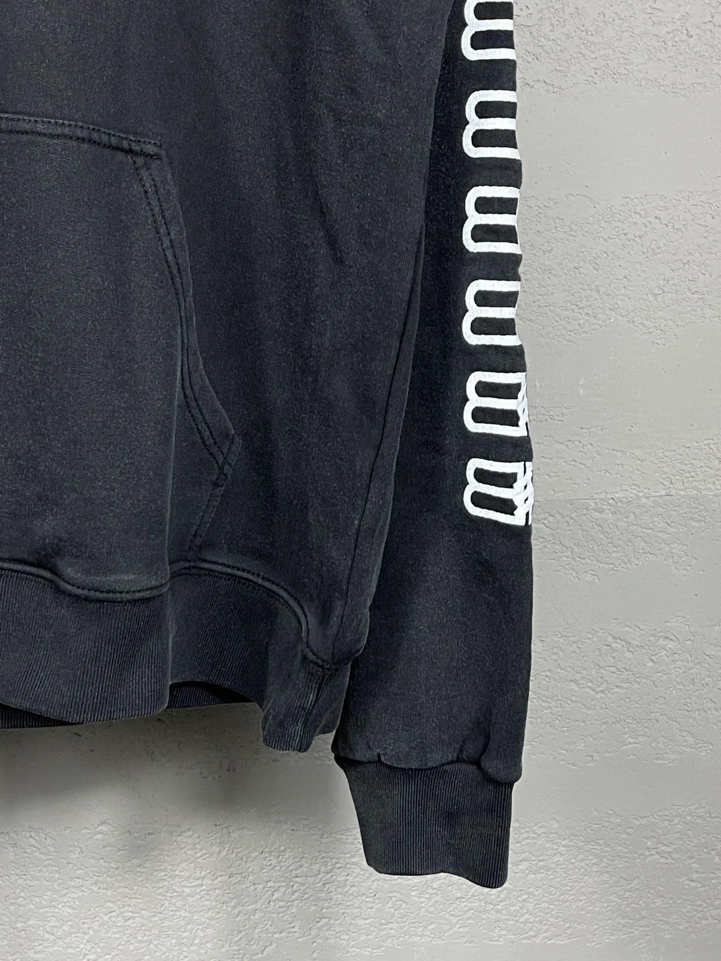 🅿️320 real photos [Top version. Official website quality] BALENCI*GA/Paris.BB embroidered hooded sweatshirt. Brick cabinet synchronization. The fabric is made of Paris ZP custom-woven and dyed 100% cotton double yarn compact cotton. The weight is 450 grams, the cloth surface is clean. The cloth pattern is clear, soft and comfortable, and the threads are dyed with no color difference. The classic patterns are embroidered using imported embroidery machines. The effect is three-dimensional. Restore the brick cabinet. Different market currencies. Welcome to compare. The version adopts the OS loose shoulder version. The same style for men and women. Code: BL238019 Color: washed black, beige size: XS S M L
