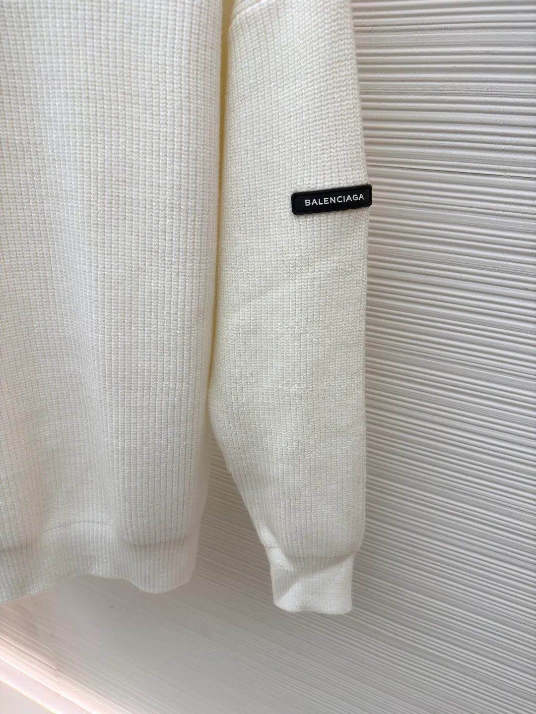 Balenciaga sleeve arm logo crew neck sweater ●Original version: Purchased and developed by 13833 ●Item number: 1681375-B00 ●Fabric: cotton fabric ●Technology: knitted production ●Color: white ●Version: fitted version ●Weight: about 890 grams ●Size: S-M-L-XL ●Description: Using big brand yarn, the fabric composition is 90% cotton, 10% wool. The fabric pattern is stiff. The high cotton content can make the clothes droop and restore the original effect. The 10% wool content can fully tighten the fabric density and make the clothes achieve a certain degree of warmth. The leather label is made of natural silicone material. The original white fonts in the label are molded and customized, and the size is consistent with the original. The overall wiring is straight and delicate, the fabric is comfortable and soft, and the color is consistent without color difference. It can be matched with the same style to create a fashionable look and control various occasions. Customized accessories, complete with three standards, same style for men and women!