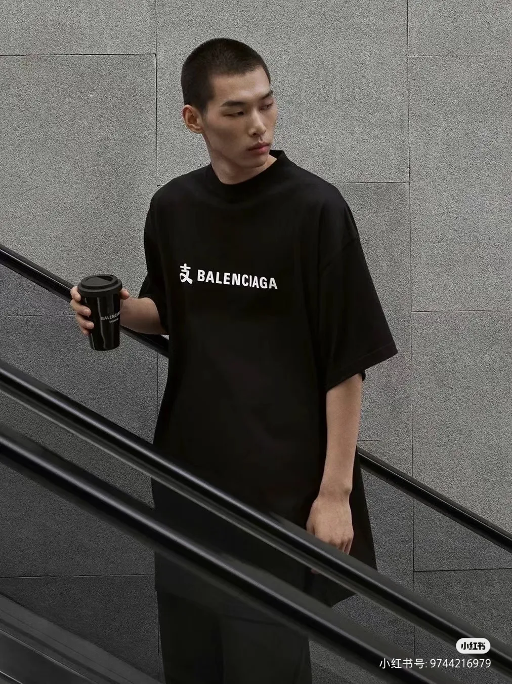 ♻️💯Reference model picture for the upper body❤️【New arrival】Top version of Balenciga/Balenciaga latest series Alipay co-branded short-sleeved T-shirt No.1 quality in this market Real ceiling quality All original development drawings pay attention to details to avoid mixed sales of stolen pictures Correct 280g custom-woven and dyed double yarn fabric Soft and comfortable Chest printing imported Conley direct-injection machine Here is an explanation why mine is a little more expensive than others: 1. It seems to be a simple printing or embroidery In fact, it is not simple at all. 10000% imported machine restoration is not just a lip service. You are welcome to compare with peers. 2. Each model is produced by the company. The detailed workmanship and fabrics are consistent with the original ones. It is guaranteed that there will be no color difference with the counters. Reproduction is not terrible. Whoever is fake will be embarrassed. It’s not shameful to make a replica, it’s shameful if you can’t buy the correct version if you make a replica. 3. Note that the threaded collars are all original collars of certain countries and regions, with high wrapping. The width of the neckline and cabinets are accurate to the millimeter. Thick necklines are not easy to deform. The collars of high-end products are all restored cabinets. They are different from the big collars in the world. Ordinary garbage short-sleeves are printed with a print. The clavicle of the upper body is exposed. Please be patient. Customers who have bought genuine products or have seen genuine products will come back to place orders again. This is quality. This is quality. 4. Different styles of washed wheat main wheat, including imported wheat, have different colors and codes. Really restore the counter. As we all know, Balenciaga has different English or different colors on the collar labels of each quarter. This distinguishes the fast food products with the same common main wheat washed wheat. 5. Pay attention to the workmanship. The stitching at the neckline has no folds, smooth and natural without overlapping lines, and truly restores this. This is something that many people cannot do. 6. The fabric is made of 260g Paris-specific double yarn. No one can make better fabrics than my family. There's really no way to compare it with the ordinary version on the market. Respect it. It's genuine and costs thousands of dollars. Don't go wrong with the quality of street stalls. 7. The workmanship is fully restored and the packaging is fully restored. The cost is huge. 8. I guarantee here that this is the highest quality you can find. Color: Black Size: XS-L P:250
