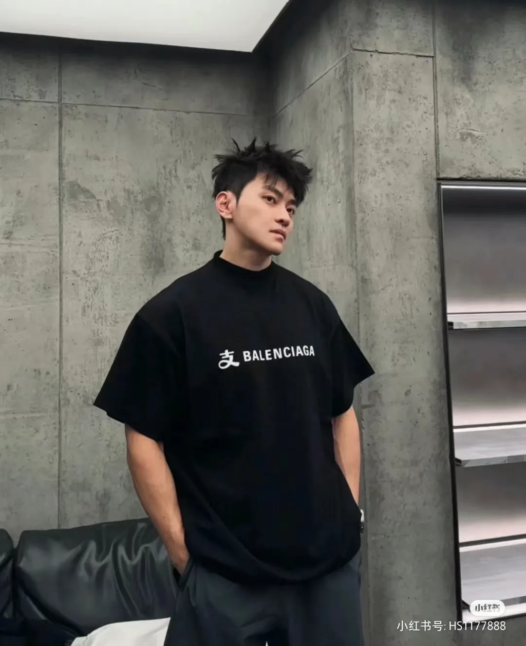 ♻️💯Reference model picture for the upper body❤️【New arrival】Top version of Balenciga/Balenciaga latest series Alipay co-branded short-sleeved T-shirt No.1 quality in this market Real ceiling quality All original development drawings pay attention to details to avoid mixed sales of stolen pictures Correct 280g custom-woven and dyed double yarn fabric Soft and comfortable Chest printing imported Conley direct-injection machine Here is an explanation why mine is a little more expensive than others: 1. It seems to be a simple printing or embroidery In fact, it is not simple at all. 10000% imported machine restoration is not just a lip service. You are welcome to compare with peers. 2. Each model is produced by the company. The detailed workmanship and fabrics are consistent with the original ones. It is guaranteed that there will be no color difference with the counters. Reproduction is not terrible. Whoever is fake will be embarrassed. It’s not shameful to make a replica, it’s shameful if you can’t buy the correct version if you make a replica. 3. Note that the threaded collars are all original collars of certain countries and regions, with high wrapping. The width of the neckline and cabinets are accurate to the millimeter. Thick necklines are not easy to deform. The collars of high-end products are all restored cabinets. They are different from the big collars in the world. Ordinary garbage short-sleeves are printed with a print. The clavicle of the upper body is exposed. Please be patient. Customers who have bought genuine products or have seen genuine products will come back to place orders again. This is quality. This is quality. 4. Different styles of washed wheat main wheat, including imported wheat, have different colors and codes. Really restore the counter. As we all know, Balenciaga has different English or different colors on the collar labels of each quarter. This distinguishes the fast food products with the same common main wheat washed wheat. 5. Pay attention to the workmanship. The stitching at the neckline has no folds, smooth and natural without overlapping lines, and truly restores this. This is something that many people cannot do. 6. The fabric is made of 260g Paris-specific double yarn. No one can make better fabrics than my family. There's really no way to compare it with the ordinary version on the market. Respect it. It's genuine and costs thousands of dollars. Don't go wrong with the quality of street stalls. 7. The workmanship is fully restored and the packaging is fully restored. The cost is huge. 8. I guarantee here that this is the highest quality you can find. Color: Black Size: XS-L P:250