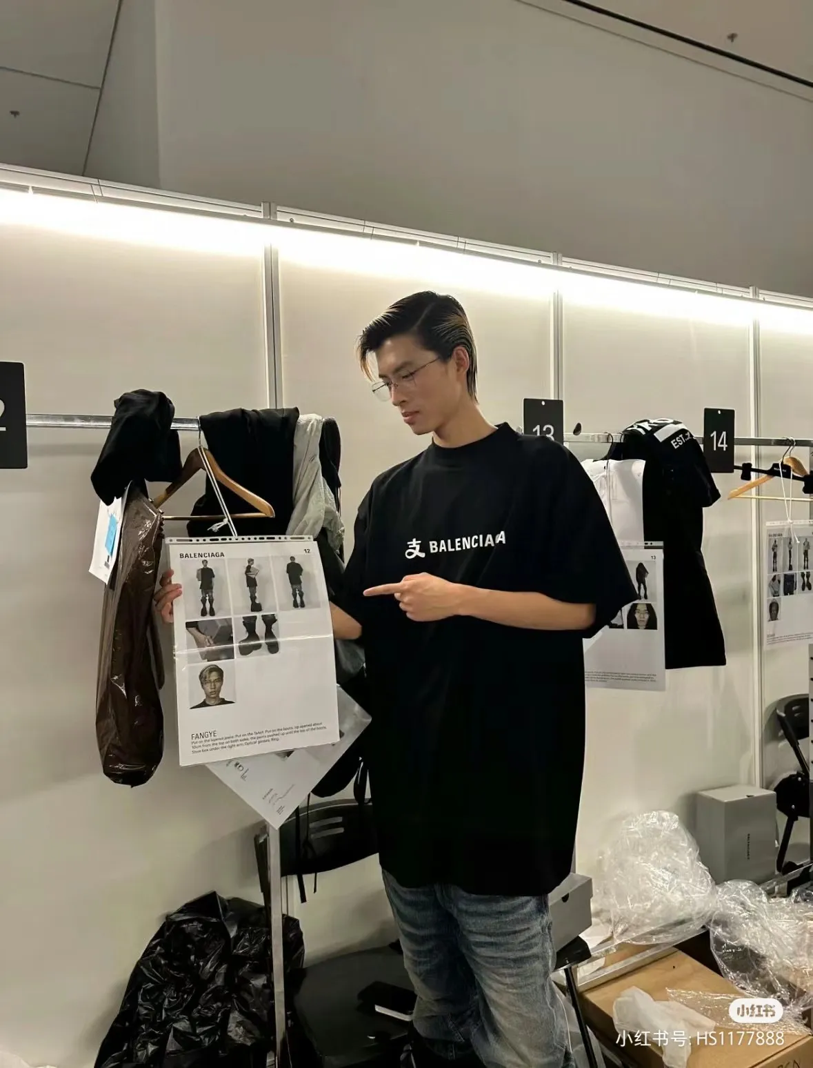 ♻️💯Reference model picture for the upper body❤️【New arrival】Top version of Balenciga/Balenciaga latest series Alipay co-branded short-sleeved T-shirt No.1 quality in this market Real ceiling quality All original development drawings pay attention to details to avoid mixed sales of stolen pictures Correct 280g custom-woven and dyed double yarn fabric Soft and comfortable Chest printing imported Conley direct-injection machine Here is an explanation why mine is a little more expensive than others: 1. It seems to be a simple printing or embroidery In fact, it is not simple at all. 10000% imported machine restoration is not just a lip service. You are welcome to compare with peers. 2. Each model is produced by the company. The detailed workmanship and fabrics are consistent with the original ones. It is guaranteed that there will be no color difference with the counters. Reproduction is not terrible. Whoever is fake will be embarrassed. It’s not shameful to make a replica, it’s shameful if you can’t buy the correct version if you make a replica. 3. Note that the threaded collars are all original collars of certain countries and regions, with high wrapping. The width of the neckline and cabinets are accurate to the millimeter. Thick necklines are not easy to deform. The collars of high-end products are all restored cabinets. They are different from the big collars in the world. Ordinary garbage short-sleeves are printed with a print. The clavicle of the upper body is exposed. Please be patient. Customers who have bought genuine products or have seen genuine products will come back to place orders again. This is quality. This is quality. 4. Different styles of washed wheat main wheat, including imported wheat, have different colors and codes. Really restore the counter. As we all know, Balenciaga has different English or different colors on the collar labels of each quarter. This distinguishes the fast food products with the same common main wheat washed wheat. 5. Pay attention to the workmanship. The stitching at the neckline has no folds, smooth and natural without overlapping lines, and truly restores this. This is something that many people cannot do. 6. The fabric is made of 260g Paris-specific double yarn. No one can make better fabrics than my family. There's really no way to compare it with the ordinary version on the market. Respect it. It's genuine and costs thousands of dollars. Don't go wrong with the quality of street stalls. 7. The workmanship is fully restored and the packaging is fully restored. The cost is huge. 8. I guarantee here that this is the highest quality you can find. Color: Black Size: XS-L P:250