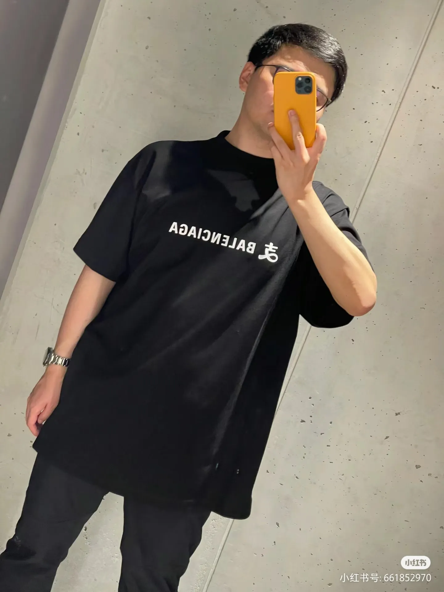♻️💯Reference model picture for the upper body❤️【New arrival】Top version of Balenciga/Balenciaga latest series Alipay co-branded short-sleeved T-shirt No.1 quality in this market Real ceiling quality All original development drawings pay attention to details to avoid mixed sales of stolen pictures Correct 280g custom-woven and dyed double yarn fabric Soft and comfortable Chest printing imported Conley direct-injection machine Here is an explanation why mine is a little more expensive than others: 1. It seems to be a simple printing or embroidery In fact, it is not simple at all. 10000% imported machine restoration is not just a lip service. You are welcome to compare with peers. 2. Each model is produced by the company. The detailed workmanship and fabrics are consistent with the original ones. It is guaranteed that there will be no color difference with the counters. Reproduction is not terrible. Whoever is fake will be embarrassed. It’s not shameful to make a replica, it’s shameful if you can’t buy the correct version if you make a replica. 3. Note that the threaded collars are all original collars of certain countries and regions, with high wrapping. The width of the neckline and cabinets are accurate to the millimeter. Thick necklines are not easy to deform. The collars of high-end products are all restored cabinets. They are different from the big collars in the world. Ordinary garbage short-sleeves are printed with a print. The clavicle of the upper body is exposed. Please be patient. Customers who have bought genuine products or have seen genuine products will come back to place orders again. This is quality. This is quality. 4. Different styles of washed wheat main wheat, including imported wheat, have different colors and codes. Really restore the counter. As we all know, Balenciaga has different English or different colors on the collar labels of each quarter. This distinguishes the fast food products with the same common main wheat washed wheat. 5. Pay attention to the workmanship. The stitching at the neckline has no folds, smooth and natural without overlapping lines, and truly restores this. This is something that many people cannot do. 6. The fabric is made of 260g Paris-specific double yarn. No one can make better fabrics than my family. There's really no way to compare it with the ordinary version on the market. Respect it. It's genuine and costs thousands of dollars. Don't go wrong with the quality of street stalls. 7. The workmanship is fully restored and the packaging is fully restored. The cost is huge. 8. I guarantee here that this is the highest quality you can find. Color: Black Size: XS-L P:250