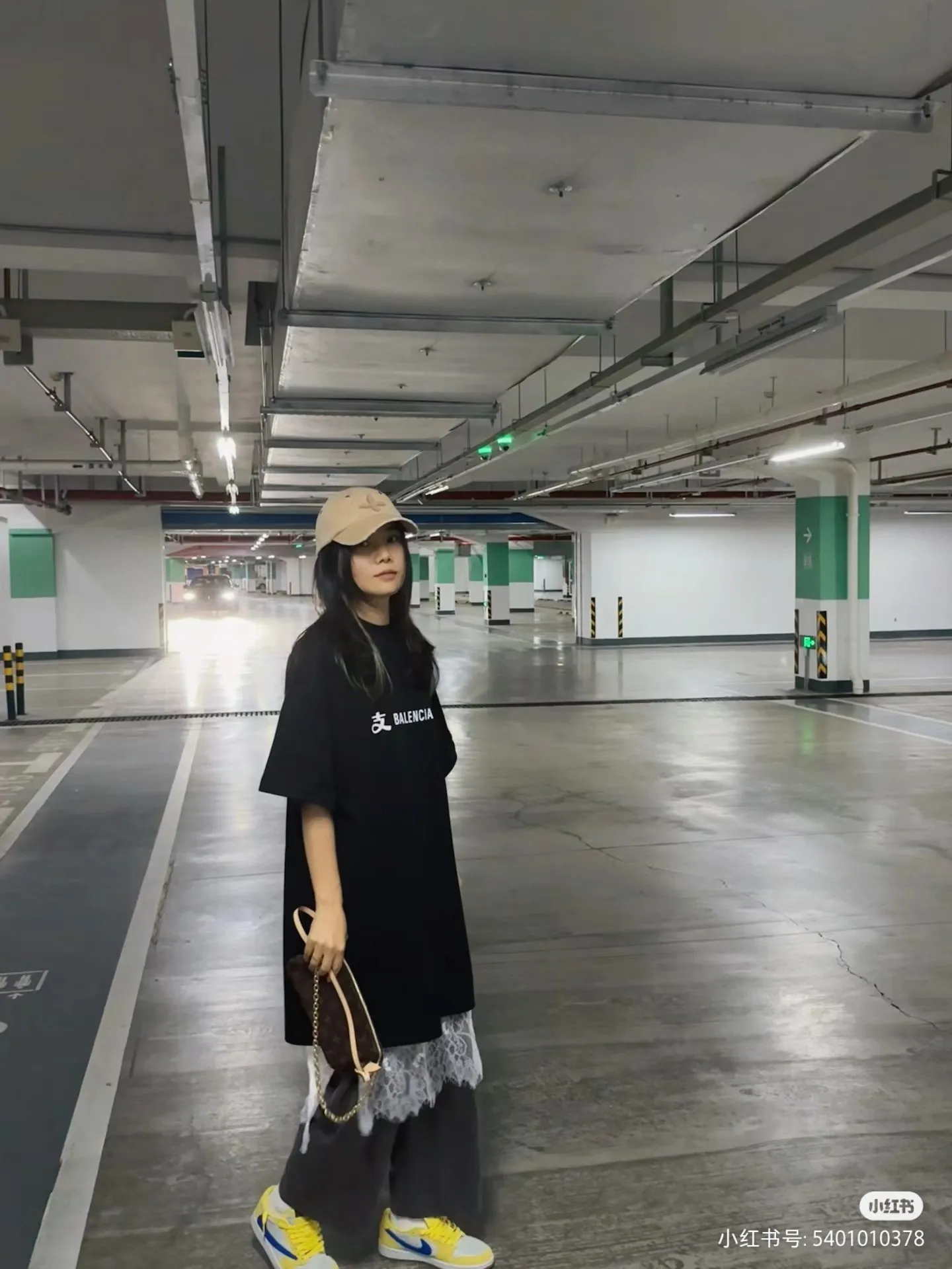 ♻️💯Reference model picture for the upper body❤️【New arrival】Top version of Balenciga/Balenciaga latest series Alipay co-branded short-sleeved T-shirt No.1 quality in this market Real ceiling quality All original development drawings pay attention to details to avoid mixed sales of stolen pictures Correct 280g custom-woven and dyed double yarn fabric Soft and comfortable Chest printing imported Conley direct-injection machine Here is an explanation why mine is a little more expensive than others: 1. It seems to be a simple printing or embroidery In fact, it is not simple at all. 10000% imported machine restoration is not just a lip service. You are welcome to compare with peers. 2. Each model is produced by the company. The detailed workmanship and fabrics are consistent with the original ones. It is guaranteed that there will be no color difference with the counters. Reproduction is not terrible. Whoever is fake will be embarrassed. It’s not shameful to make a replica, it’s shameful if you can’t buy the correct version if you make a replica. 3. Note that the threaded collars are all original collars of certain countries and regions, with high wrapping. The width of the neckline and cabinets are accurate to the millimeter. Thick necklines are not easy to deform. The collars of high-end products are all restored cabinets. They are different from the big collars in the world. Ordinary garbage short-sleeves are printed with a print. The clavicle of the upper body is exposed. Please be patient. Customers who have bought genuine products or have seen genuine products will come back to place orders again. This is quality. This is quality. 4. Different styles of washed wheat main wheat, including imported wheat, have different colors and codes. Really restore the counter. As we all know, Balenciaga has different English or different colors on the collar labels of each quarter. This distinguishes the fast food products with the same common main wheat washed wheat. 5. Pay attention to the workmanship. The stitching at the neckline has no folds, smooth and natural without overlapping lines, and truly restores this. This is something that many people cannot do. 6. The fabric is made of 260g Paris-specific double yarn. No one can make better fabrics than my family. There's really no way to compare it with the ordinary version on the market. Respect it. It's genuine and costs thousands of dollars. Don't go wrong with the quality of street stalls. 7. The workmanship is fully restored and the packaging is fully restored. The cost is huge. 8. I guarantee here that this is the highest quality you can find. Color: Black Size: XS-L P:250