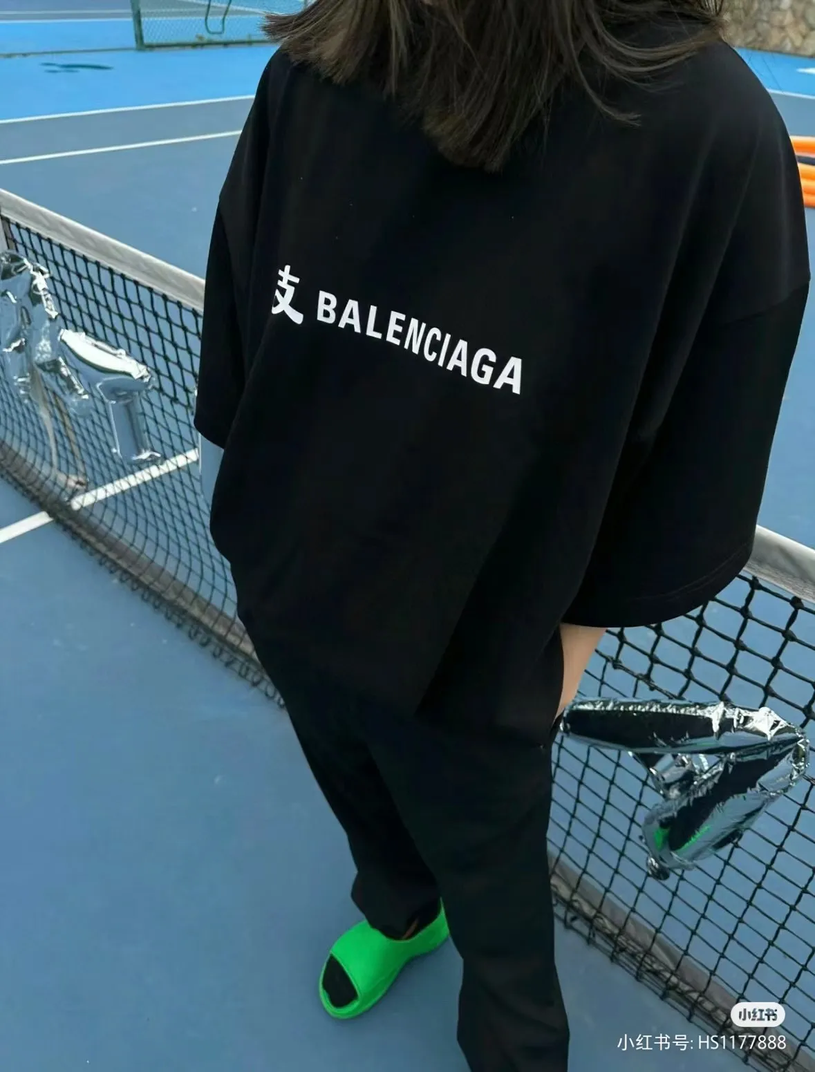 ♻️💯Reference model picture for the upper body❤️【New arrival】Top version of Balenciga/Balenciaga latest series Alipay co-branded short-sleeved T-shirt No.1 quality in this market Real ceiling quality All original development drawings pay attention to details to avoid mixed sales of stolen pictures Correct 280g custom-woven and dyed double yarn fabric Soft and comfortable Chest printing imported Conley direct-injection machine Here is an explanation why mine is a little more expensive than others: 1. It seems to be a simple printing or embroidery In fact, it is not simple at all. 10000% imported machine restoration is not just a lip service. You are welcome to compare with peers. 2. Each model is produced by the company. The detailed workmanship and fabrics are consistent with the original ones. It is guaranteed that there will be no color difference with the counters. Reproduction is not terrible. Whoever is fake will be embarrassed. It’s not shameful to make a replica, it’s shameful if you can’t buy the correct version if you make a replica. 3. Note that the threaded collars are all original collars of certain countries and regions, with high wrapping. The width of the neckline and cabinets are accurate to the millimeter. Thick necklines are not easy to deform. The collars of high-end products are all restored cabinets. They are different from the big collars in the world. Ordinary garbage short-sleeves are printed with a print. The clavicle of the upper body is exposed. Please be patient. Customers who have bought genuine products or have seen genuine products will come back to place orders again. This is quality. This is quality. 4. Different styles of washed wheat main wheat, including imported wheat, have different colors and codes. Really restore the counter. As we all know, Balenciaga has different English or different colors on the collar labels of each quarter. This distinguishes the fast food products with the same common main wheat washed wheat. 5. Pay attention to the workmanship. The stitching at the neckline has no folds, smooth and natural without overlapping lines, and truly restores this. This is something that many people cannot do. 6. The fabric is made of 260g Paris-specific double yarn. No one can make better fabrics than my family. There's really no way to compare it with the ordinary version on the market. Respect it. It's genuine and costs thousands of dollars. Don't go wrong with the quality of street stalls. 7. The workmanship is fully restored and the packaging is fully restored. The cost is huge. 8. I guarantee here that this is the highest quality you can find. Color: Black Size: XS-L P:250