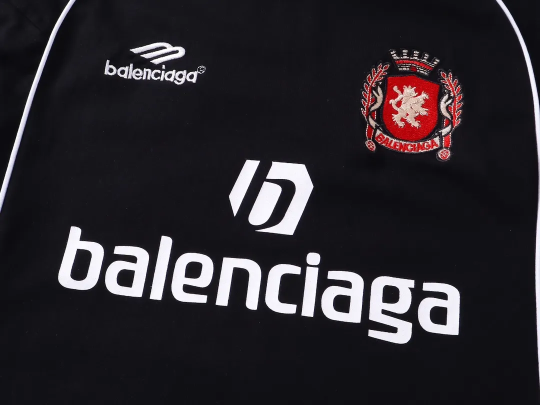 🅿️340 BALENCI*GA Paris Manchester United co-branded football No. 10 embroidery printed long sleeves, the fabric is made of Paris custom-woven and dyed double yarn pure cotton fabric. The weight is 280g. The thread is custom-woven and dyed without color difference. The front and rear panels use imported glue screen printing technology + the front and left sleeves use imported Tajima embroidery machine matt light heavy embroidery technology, two high-temperature shaping washes, os dropped shoulders, loose version, same style for men and women! ! -Color: black pink white red -SIZE: XS S M L style number 8606#
