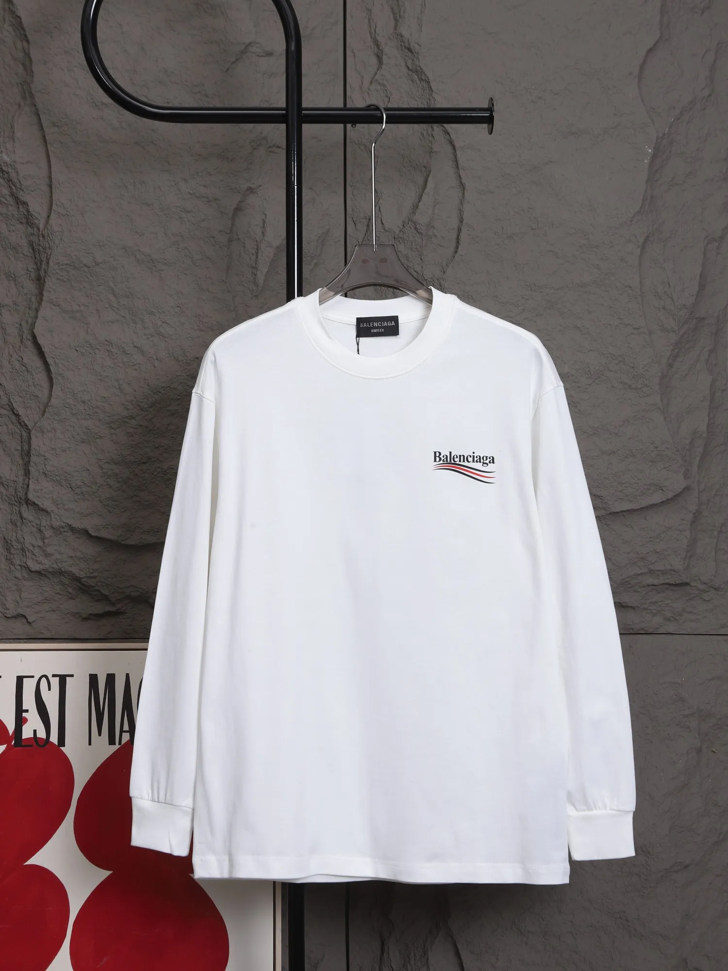 🅿️270 High quality 25605 2025 Balenciaga Cola Wave series long-sleeved base T-shirt. The fabric is selected from Xinjiang pure cotton plain weave. It is made of top-grade velvet cotton with 24 hours of sunshine. It can’t be balled after being worn for a long time. It feels soft and comfortable. The whole garment is flat-lined. Three-dimensional tailoring. The upper body is awesome. It uses high-end PU foam printing and will never fall off. The cuffs are made of high-end rib fabric, which is comfortable and skin-friendly. No expense is spared in using high-molecular polymer materials, which are not afraid of ironing and are resistant to wear and tear.