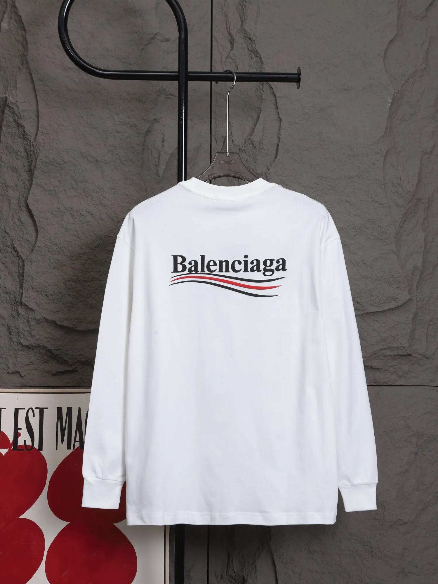 🅿️270 High quality 25605 2025 Balenciaga Cola Wave series long-sleeved base T-shirt. The fabric is selected from Xinjiang pure cotton plain weave. It is made of top-grade velvet cotton with 24 hours of sunshine. It can’t be balled after being worn for a long time. It feels soft and comfortable. The whole garment is flat-lined. Three-dimensional tailoring. The upper body is awesome. It uses high-end PU foam printing and will never fall off. The cuffs are made of high-end rib fabric, which is comfortable and skin-friendly. No expense is spared in using high-molecular polymer materials, which are not afraid of ironing and are resistant to wear and tear.