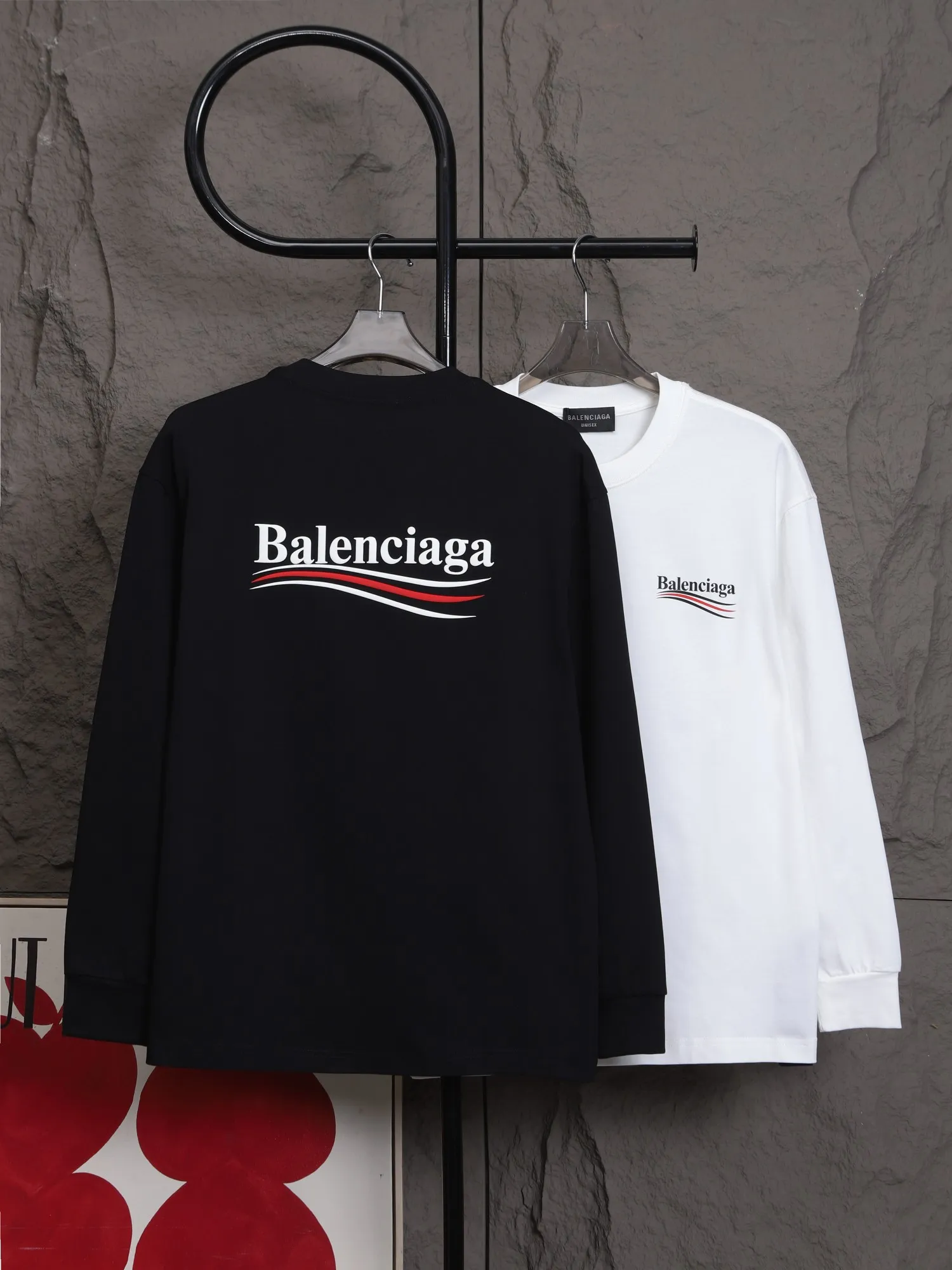 🅿️270 High quality 25605 2025 Balenciaga Cola Wave series long-sleeved base T-shirt. The fabric is selected from Xinjiang pure cotton plain weave. It is made of top-grade velvet cotton with 24 hours of sunshine. It can’t be balled after being worn for a long time. It feels soft and comfortable. The whole garment is flat-lined. Three-dimensional tailoring. The upper body is awesome. It uses high-end PU foam printing and will never fall off. The cuffs are made of high-end rib fabric, which is comfortable and skin-friendly. No expense is spared in using high-molecular polymer materials, which are not afraid of ironing and are resistant to wear and tear.