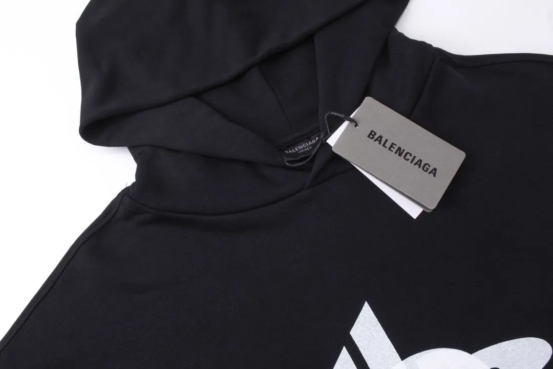 🅿️300 real photos [Top version. Official website quality] BALENCI*GA/Paris. 2024 new style. Phantom double LOGO classic pattern printed long-sleeved hooded sweatshirt. Brick cabinet synchronization. Genuine product developed in the first time, happy to print and compare! The fabric is made of Paris ZP custom-woven and dyed cotton terry sweatshirt. The weight is 450 grams. The cloth surface is clean. The cloth pattern is clear, soft and comfortable. The threads are dyed with no color difference. The classic printing is made of environmentally friendly imported materials, with LOGO phantom effect, clear letters and three-dimensional effect. Restored brick cabinet. Ready-made clothes are washed and distressed, different market currency, welcome to compare, the version adopts OS loose shoulder version. Same style for men and women Coding: BL238010 Color: black, white Size: XS S M L