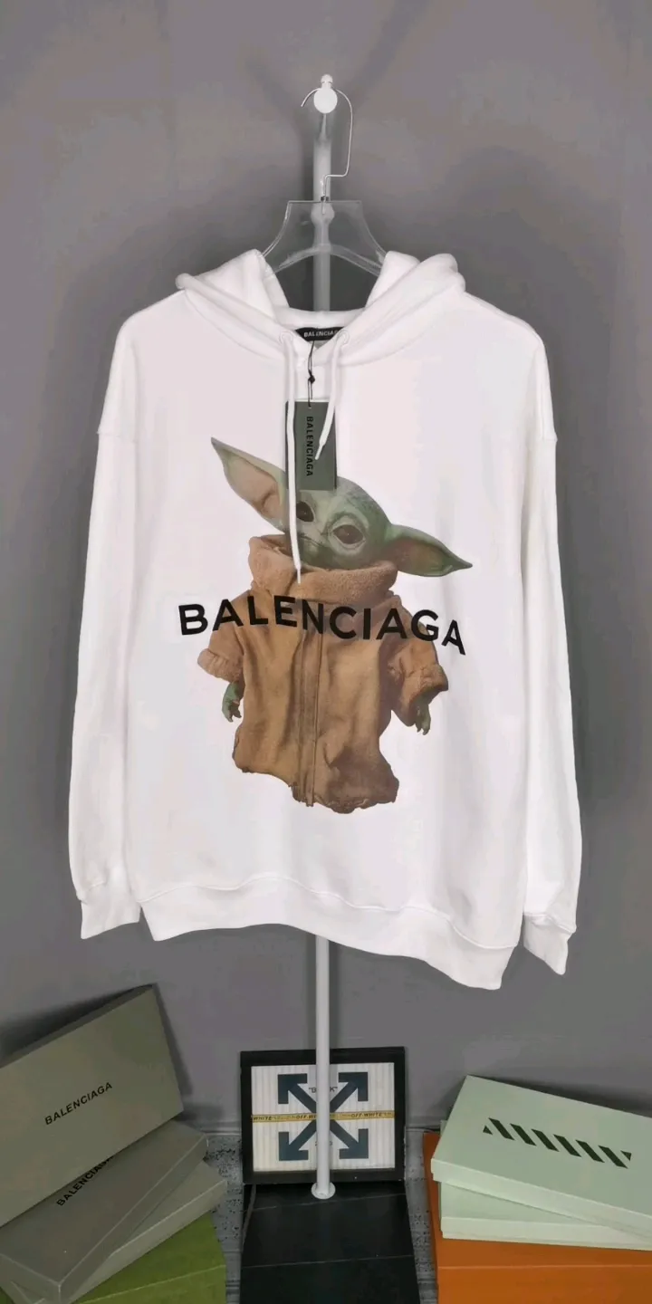 Real shot of the video - the top tested version BALENCIAGA Balenciaga The Mandalorian Baby Yoda pure cotton loose and breathable autumn and winter pure cotton hoodie sweatshirt for male and female couples Grogu, a character in the "Star Wars" series of film and television series, appeared in the American TV series "The Mandalorian". Grogu and Yoda are of the same race. Although he is still in the toddler stage, he is born with powerful force. This model is really explosive. The front piece is printed with Kornit digital direct printing. The color painting has an even transition of shades and a strong image. 3D restores the real texture of characters! The fabric is made of 480g imported knitted combed terry. The fabric is very silky, loose and drapey. Color: Black White Size: XS-L P:490