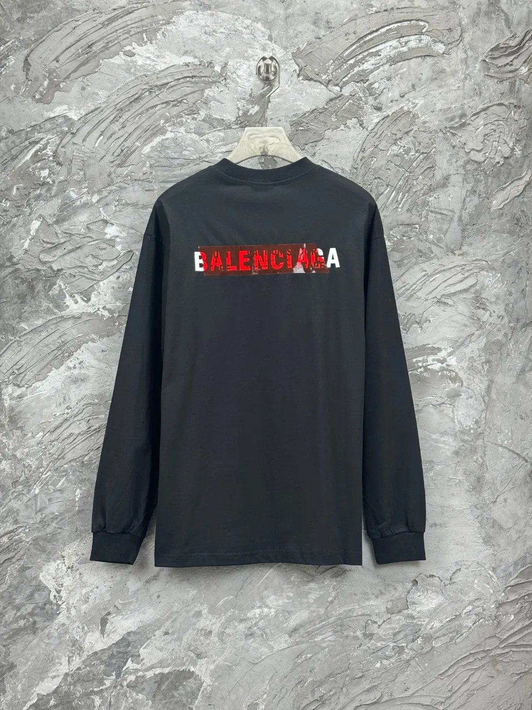 🅿️270 BALENCI*GA Paris tape-laminated long-sleeved T-shirt. The front and back panels are embroidered with imported Tajima machines. The effect is three-dimensional. The tape is embossed with imported transparent glue. Restore the brick cabinet. Exclusively pattern-woven and dyed 280g fabric. Threads are dyed in the same cylinder with zero color difference. The version adopts OS loose shoulder-drop version. Welcome to compare. Same style for men and women -Color: black -SIZE: Xs S M L Style number 8643#