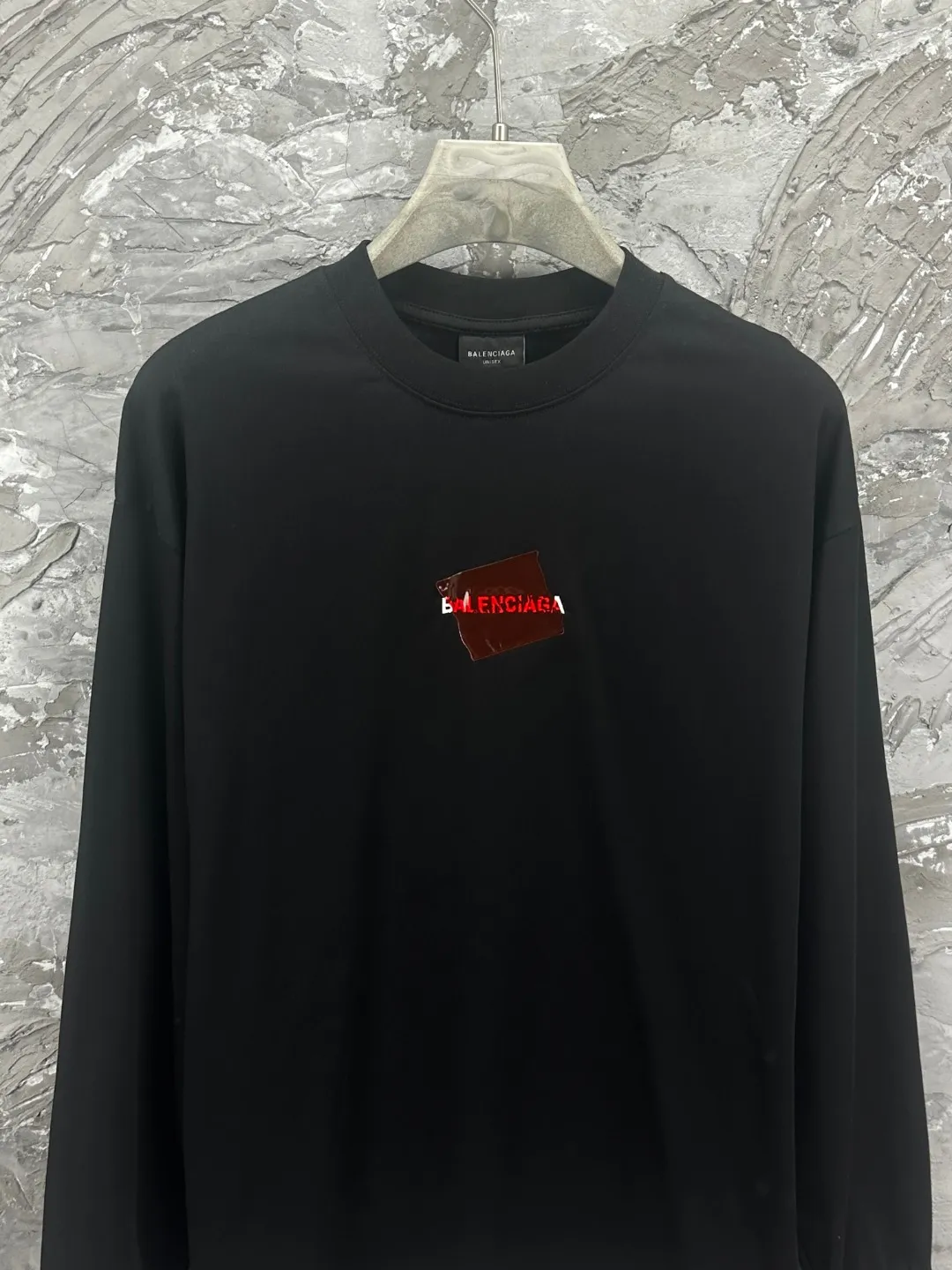 🅿️270 BALENCI*GA Paris tape-laminated long-sleeved T-shirt. The front and back panels are embroidered with imported Tajima machines. The effect is three-dimensional. The tape is embossed with imported transparent glue. Restore the brick cabinet. Exclusively pattern-woven and dyed 280g fabric. Threads are dyed in the same cylinder with zero color difference. The version adopts OS loose shoulder-drop version. Welcome to compare. Same style for men and women -Color: black -SIZE: Xs S M L Style number 8643#