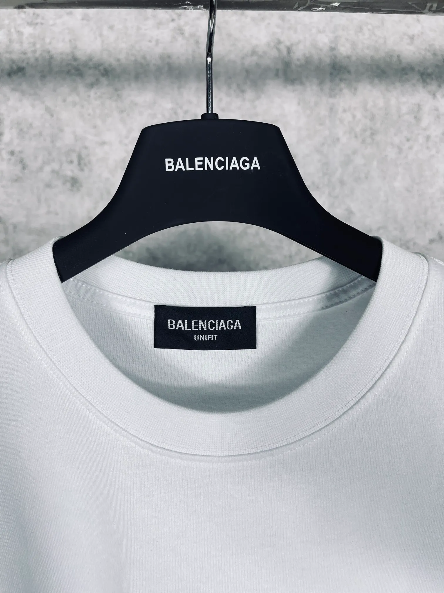 🅿️166 Real photos [Top version. Official website quality] BALENCI*GA/Paris. Seal letter LOGO printed short-sleeved T-shirt. Brick cabinet synchronization. The fabric is made of Paris ZP custom-woven and dyed cotton double yarn compact cotton. The weight is 260 grams, the cloth surface is clean. The cloth pattern is clear, soft and comfortable. The threads are dyed with no color difference. The classic pattern is printed with environmentally friendly imported materials and precision printing screens, with clear letters and three-dimensional effect. Different market currency, welcome to compare, the version adopts OS loose shoulder version. Same style for men and women Coding: BL223032 Color: black, white, floral gray, khaki, blue Size: XS to L