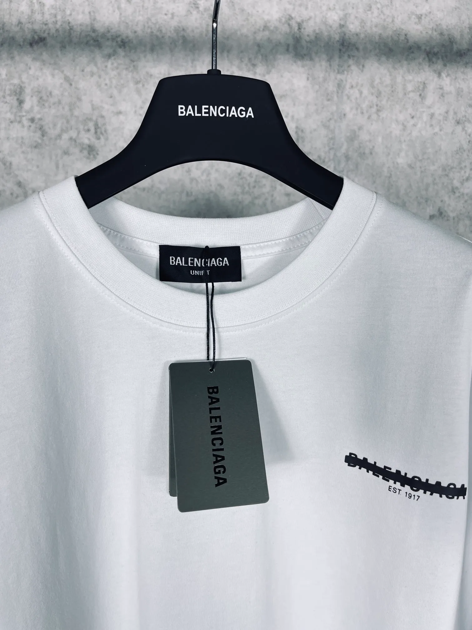 🅿️166 Real photos [Top version. Official website quality] BALENCI*GA/Paris. Seal letter LOGO printed short-sleeved T-shirt. Brick cabinet synchronization. The fabric is made of Paris ZP custom-woven and dyed cotton double yarn compact cotton. The weight is 260 grams, the cloth surface is clean. The cloth pattern is clear, soft and comfortable. The threads are dyed with no color difference. The classic pattern is printed with environmentally friendly imported materials and precision printing screens, with clear letters and three-dimensional effect. Different market currency, welcome to compare, the version adopts OS loose shoulder version. Same style for men and women Coding: BL223032 Color: black, white, floral gray, khaki, blue Size: XS to L