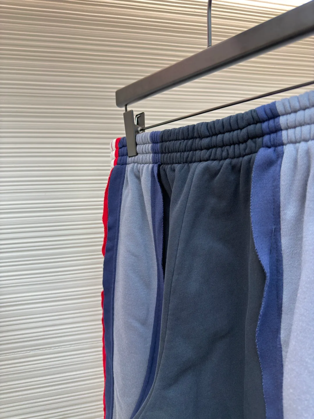 Balenciaga color-blocked sports trousers ●Authentic product: Purchased and developed for 18500 ●Item number: 1680653-B85 ●Fabric: Retro jersey fabric ●Technology: Washed and distressed ●Version: loose fit ●Weight: about 960 grams ●Size: S-M-L-XL ●Description: Retro plain knitted fabric, spliced striped 16S+10S fish scale bottom sweatshirt fabric, matched with the same contrasting color plain knitted fabric to create a three-dimensional striped splicing design. The front is decorated with artwork embroidery, stir-fried sand and old washing process, and the fabric is dyed and processed by stone grinding. The small loop sports icon logo is outlined in red and white stripes. The overall embroidery uses tatami embroidery, and the embroidery thread material is customized in matching colors. The overall wiring is straight and delicate, the fabric is comfortable and soft, and the color is consistent without color difference. It can be matched with the same style to create a fashionable look and control various occasions. Customized accessories, complete with three standards, same style for men and women!