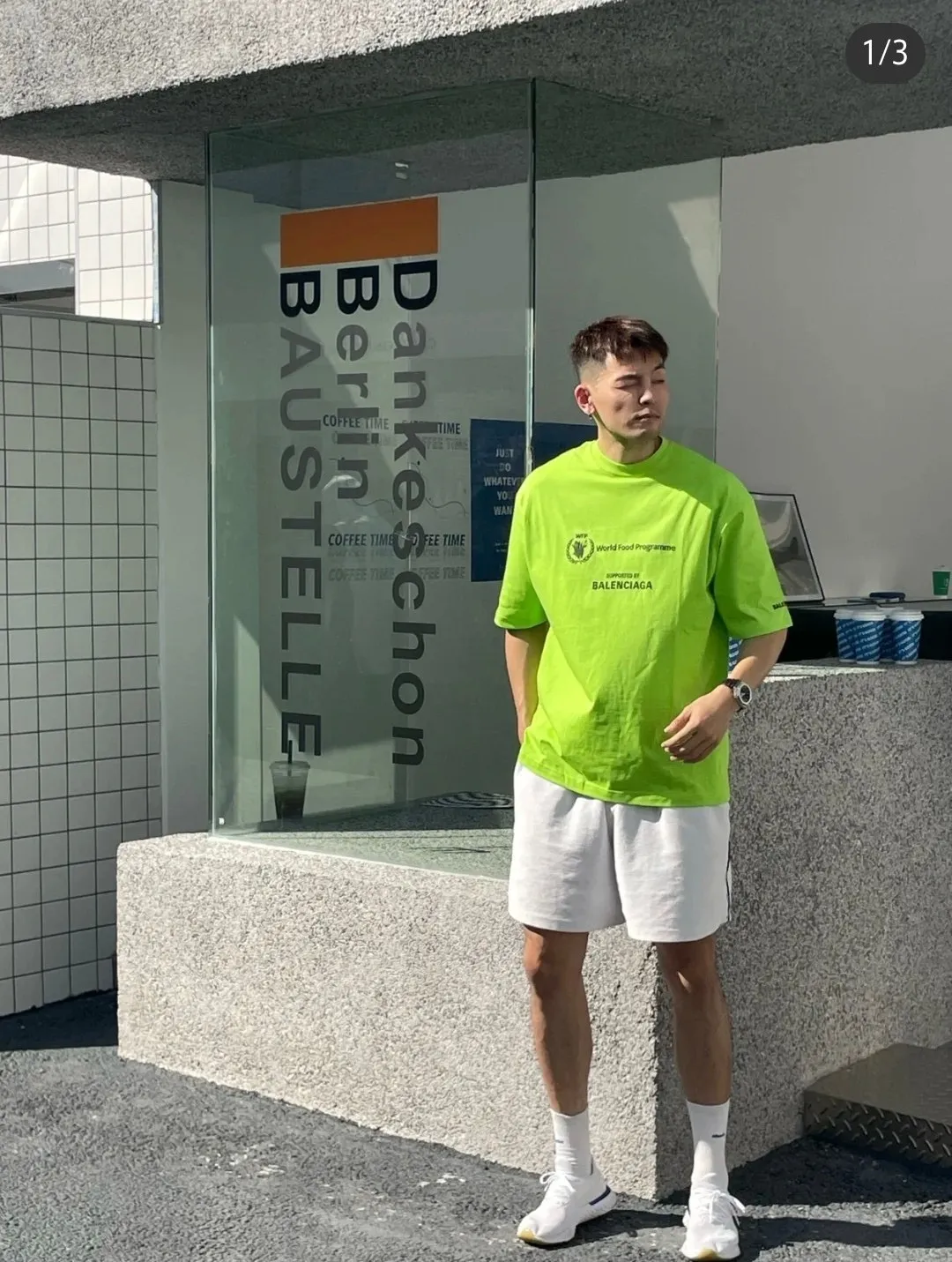 ♻️💯Reference model picture for the upper body❤️The top version of Balenciaga Balenciaga 22SS new WFP World Food Agency male and female couple star same style short-sleeved T-shirt. The fabric is made of 32S 280g double yarn pure cotton fabric. It does not pill and feels very good. It has been printed and dressed up dozens of times in order to achieve a 1:1 effect. All imported slurries are used. Proportional foaming powder is added to the slurry to foam at high temperatures. The printing convex effect is very good, and does not shed powder or break. Washable and environmentally friendly printing on the front and back panels. The entire printing process takes a long time. The hem and cuffs are all customized threads. There is no error in dyeing in the same vat. The workmanship is perfect. The accessories are all customized. This year's hot trend in the market. Many Internet celebrity tops. Very trendy. Same style for men and women. OverSzie version. Color: black, white, dark khaki, fluorescent green. Size: XS-L P:270