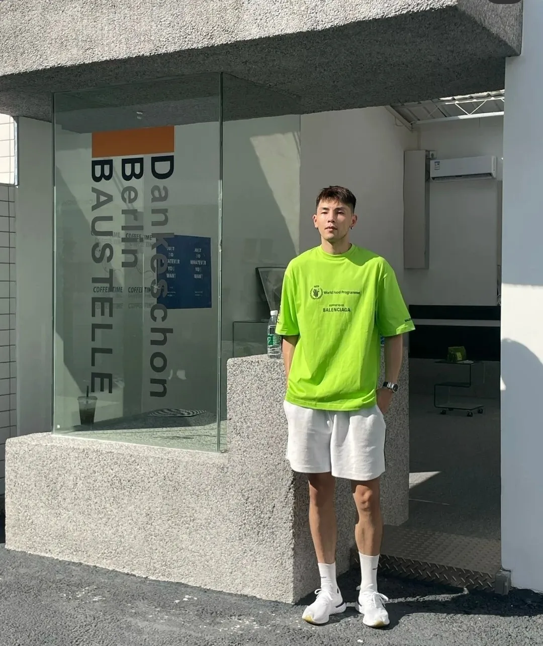 ♻️💯Reference model picture for the upper body❤️The top version of Balenciaga Balenciaga 22SS new WFP World Food Agency male and female couple star same style short-sleeved T-shirt. The fabric is made of 32S 280g double yarn pure cotton fabric. It does not pill and feels very good. It has been printed and dressed up dozens of times in order to achieve a 1:1 effect. All imported slurries are used. Proportional foaming powder is added to the slurry to foam at high temperatures. The printing convex effect is very good, and does not shed powder or break. Washable and environmentally friendly printing on the front and back panels. The entire printing process takes a long time. The hem and cuffs are all customized threads. There is no error in dyeing in the same vat. The workmanship is perfect. The accessories are all customized. This year's hot trend in the market. Many Internet celebrity tops. Very trendy. Same style for men and women. OverSzie version. Color: black, white, dark khaki, fluorescent green. Size: XS-L P:270