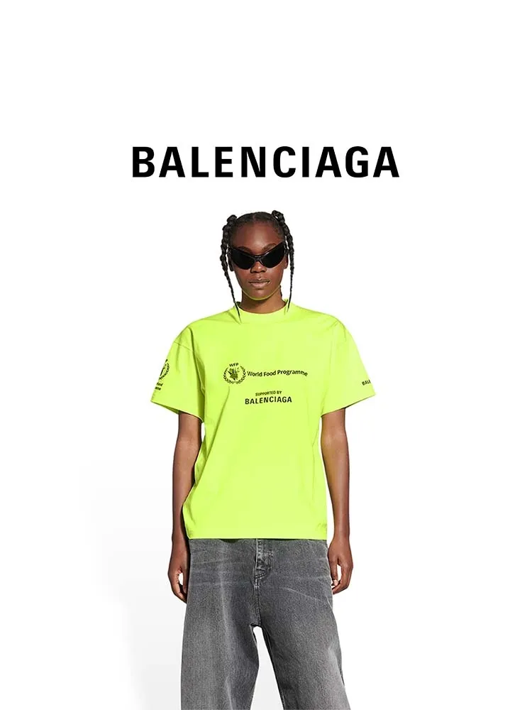 ♻️💯Reference model picture for the upper body❤️The top version of Balenciaga Balenciaga 22SS new WFP World Food Agency male and female couple star same style short-sleeved T-shirt. The fabric is made of 32S 280g double yarn pure cotton fabric. It does not pill and feels very good. It has been printed and dressed up dozens of times in order to achieve a 1:1 effect. All imported slurries are used. Proportional foaming powder is added to the slurry to foam at high temperatures. The printing convex effect is very good, and does not shed powder or break. Washable and environmentally friendly printing on the front and back panels. The entire printing process takes a long time. The hem and cuffs are all customized threads. There is no error in dyeing in the same vat. The workmanship is perfect. The accessories are all customized. This year's hot trend in the market. Many Internet celebrity tops. Very trendy. Same style for men and women. OverSzie version. Color: black, white, dark khaki, fluorescent green. Size: XS-L P:270