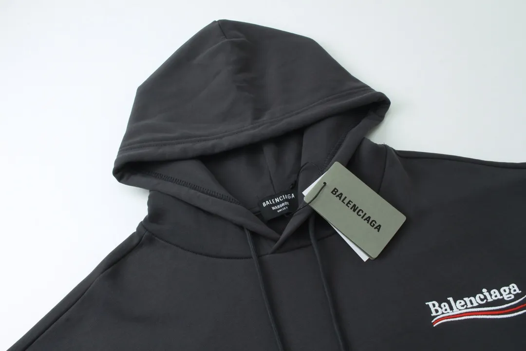 🅿️296 Detailed picture [Top version. Official website quality] BALENCI*GA/Paris. Classic style, #COLA Embroidered Hooded Long-Sleeve Sweatshirt# The fabric is made of Paris ZP custom-woven and dyed cotton terry sweatshirt, with a weight of 450 grams. The cloth surface is clean. The cloth pattern is clear, soft and comfortable. The threads are dyed with no color difference. The classic letter LOGO pattern is embroidered with an imported Tajima embroidery machine. The letters are clear and have a strong three-dimensional effect. Restored brick cabinets. Welcome to compare. The version adopts OS loose shoulder version. Same style for men and women. Code: BL238035 Color: black, white, cement white, dark gray Size: XS S M L