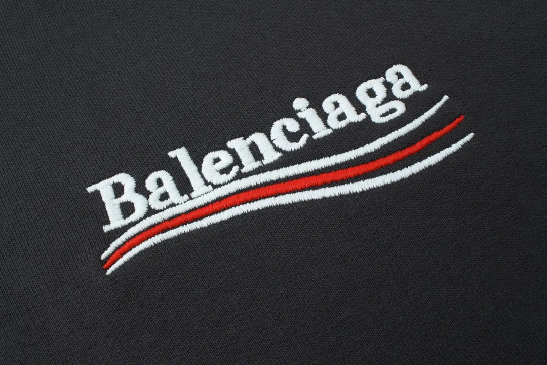 🅿️296 Detailed picture [Top version. Official website quality] BALENCI*GA/Paris. Classic style, #COLA Embroidered Hooded Long-Sleeve Sweatshirt# The fabric is made of Paris ZP custom-woven and dyed cotton terry sweatshirt, with a weight of 450 grams. The cloth surface is clean. The cloth pattern is clear, soft and comfortable. The threads are dyed with no color difference. The classic letter LOGO pattern is embroidered with an imported Tajima embroidery machine. The letters are clear and have a strong three-dimensional effect. Restored brick cabinets. Welcome to compare. The version adopts OS loose shoulder version. Same style for men and women. Code: BL238035 Color: black, white, cement white, dark gray Size: XS S M L