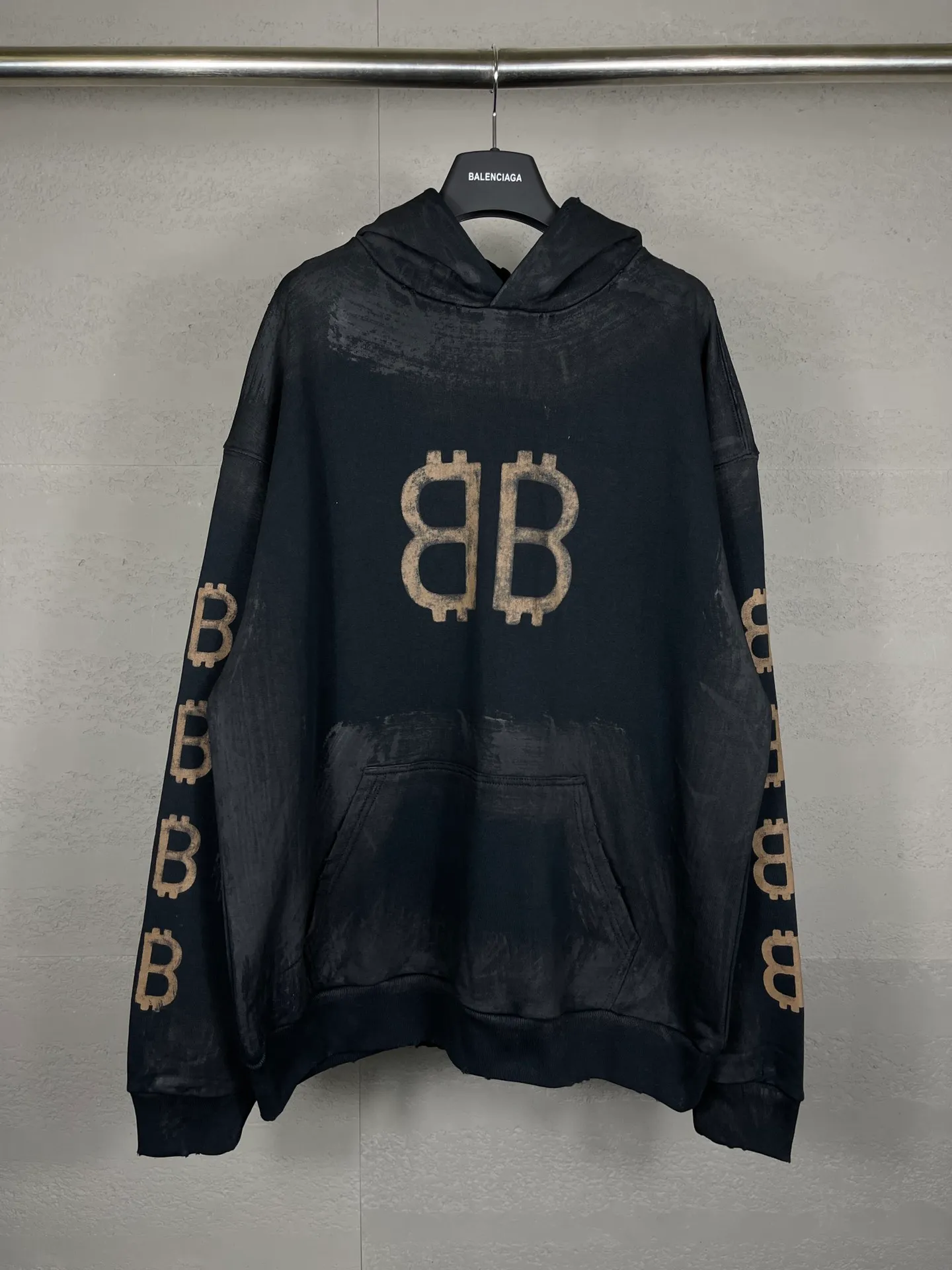 🅿️356 real photos [Top version. Official website quality] BALENCI*GA/Paris. 2023 latest mud hand-painted worn and washed long-sleeved hooded sweatshirt. The brick cabinets are synchronized. ⚠️ Differentiate the market currency. Developed by YB. The color is black and blue. Worn. The hand-painted is consistent with ZP, ‼ ️The fabric is made of Paris ZP custom-woven and dyed cotton sweatshirt. The weight is 450 grams. The cloth surface is clean. The cloth pattern is clear, soft and comfortable. The threads are dyed with no color difference. Ready-made garments are hand-painted, worn, and distressed, with heavy craftsmanship. Comparisons welcome. The version adopts OS loose shoulder design. Same style for men and women. Code: BL238003 Color: black blue, off-white, blue Size: XS S M L