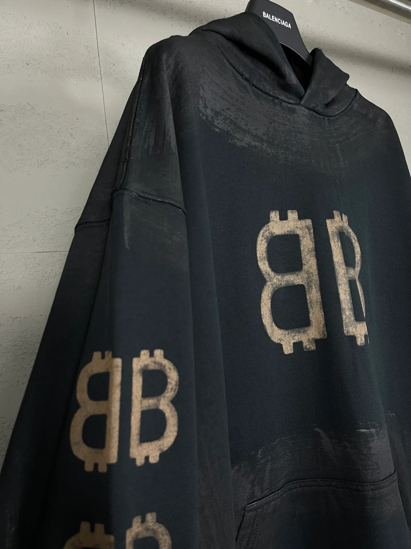 🅿️356 real photos [Top version. Official website quality] BALENCI*GA/Paris. 2023 latest mud hand-painted worn and washed long-sleeved hooded sweatshirt. The brick cabinets are synchronized. ⚠️ Differentiate the market currency. Developed by YB. The color is black and blue. Worn. The hand-painted is consistent with ZP, ‼ ️The fabric is made of Paris ZP custom-woven and dyed cotton sweatshirt. The weight is 450 grams. The cloth surface is clean. The cloth pattern is clear, soft and comfortable. The threads are dyed with no color difference. Ready-made garments are hand-painted, worn, and distressed, with heavy craftsmanship. Comparisons welcome. The version adopts OS loose shoulder design. Same style for men and women. Code: BL238003 Color: black blue, off-white, blue Size: XS S M L