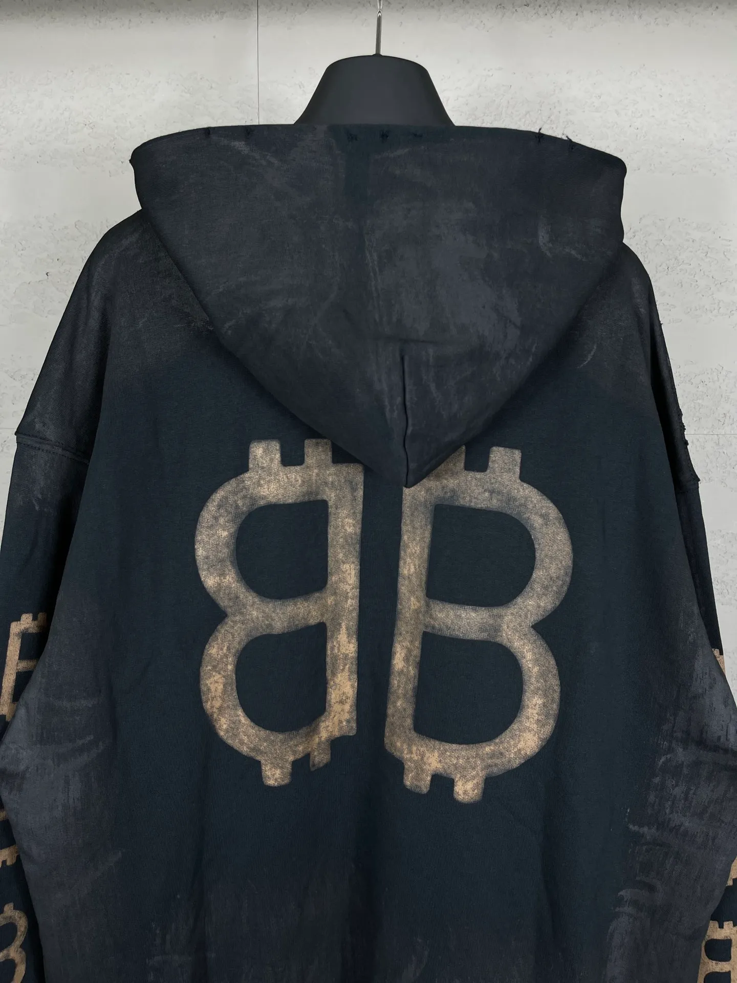 🅿️356 real photos [Top version. Official website quality] BALENCI*GA/Paris. 2023 latest mud hand-painted worn and washed long-sleeved hooded sweatshirt. The brick cabinets are synchronized. ⚠️ Differentiate the market currency. Developed by YB. The color is black and blue. Worn. The hand-painted is consistent with ZP, ‼ ️The fabric is made of Paris ZP custom-woven and dyed cotton sweatshirt. The weight is 450 grams. The cloth surface is clean. The cloth pattern is clear, soft and comfortable. The threads are dyed with no color difference. Ready-made garments are hand-painted, worn, and distressed, with heavy craftsmanship. Comparisons welcome. The version adopts OS loose shoulder design. Same style for men and women. Code: BL238003 Color: black blue, off-white, blue Size: XS S M L